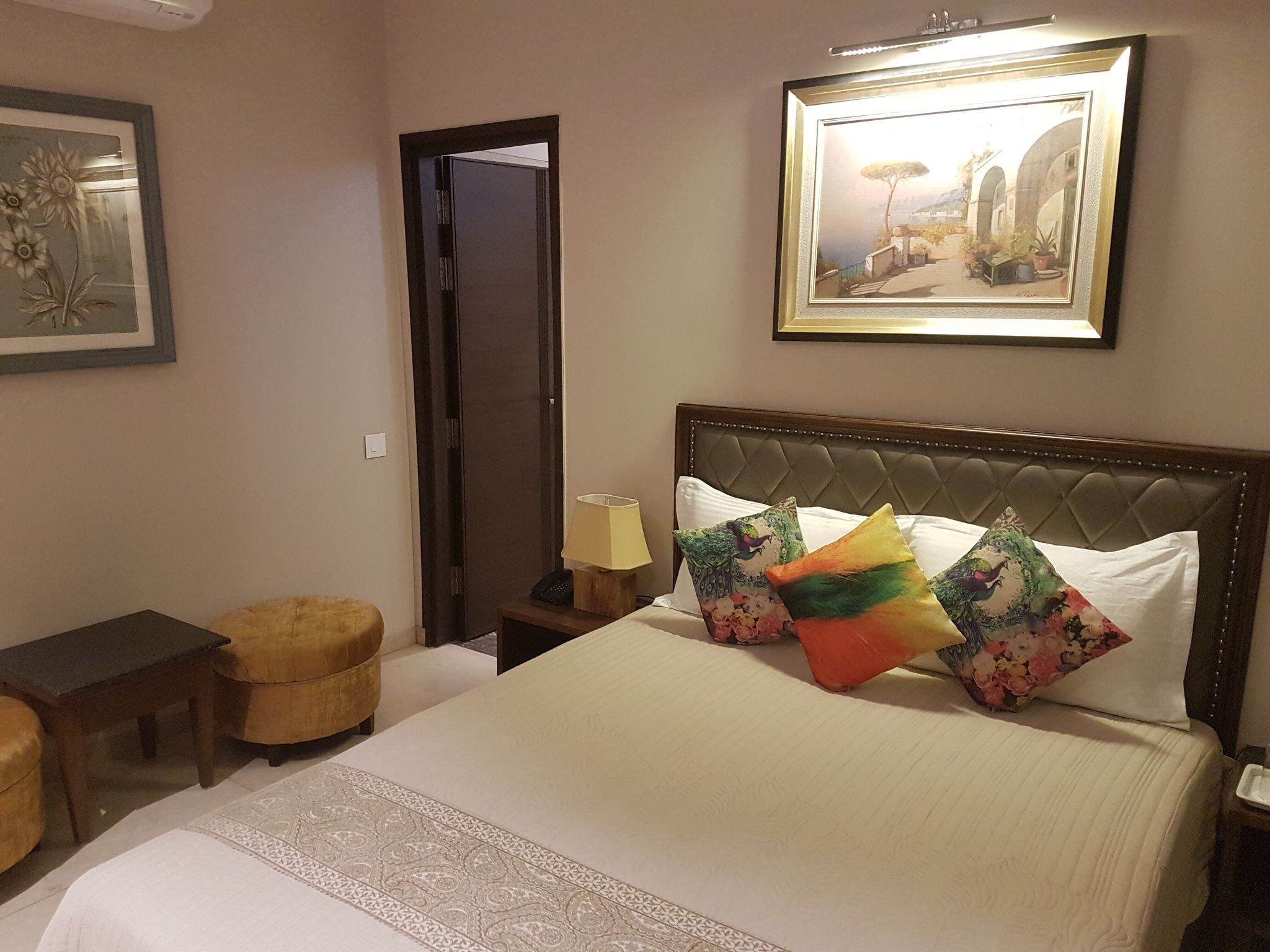 Kasauli Regency (Hangout-Rooftop Bar & Lounge) Premium Deluxe Room 4