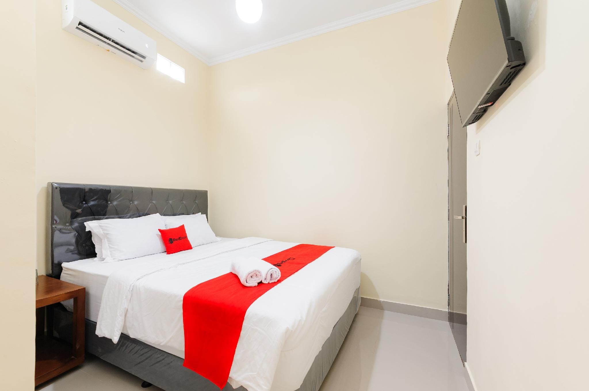 RedDoorz Syariah @ Kampung Sawah Jatimurni Bekasi Standard Room