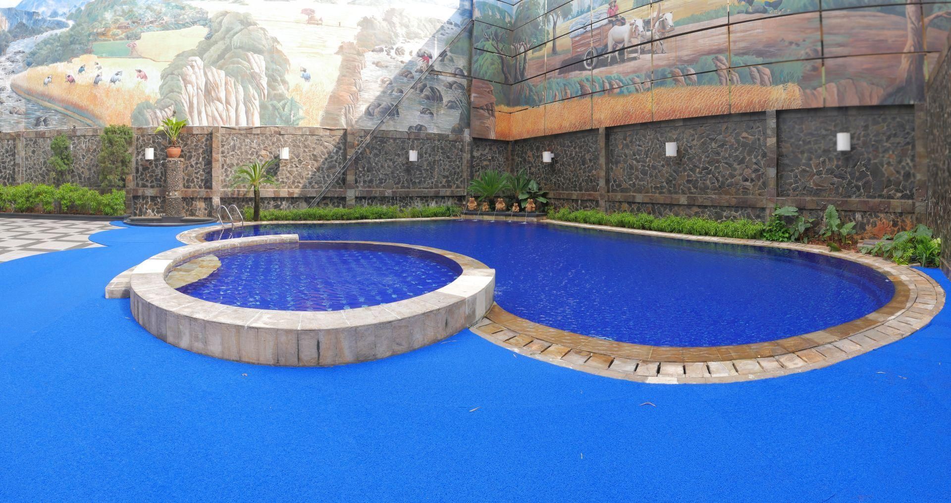 swimming pool [outdoor]