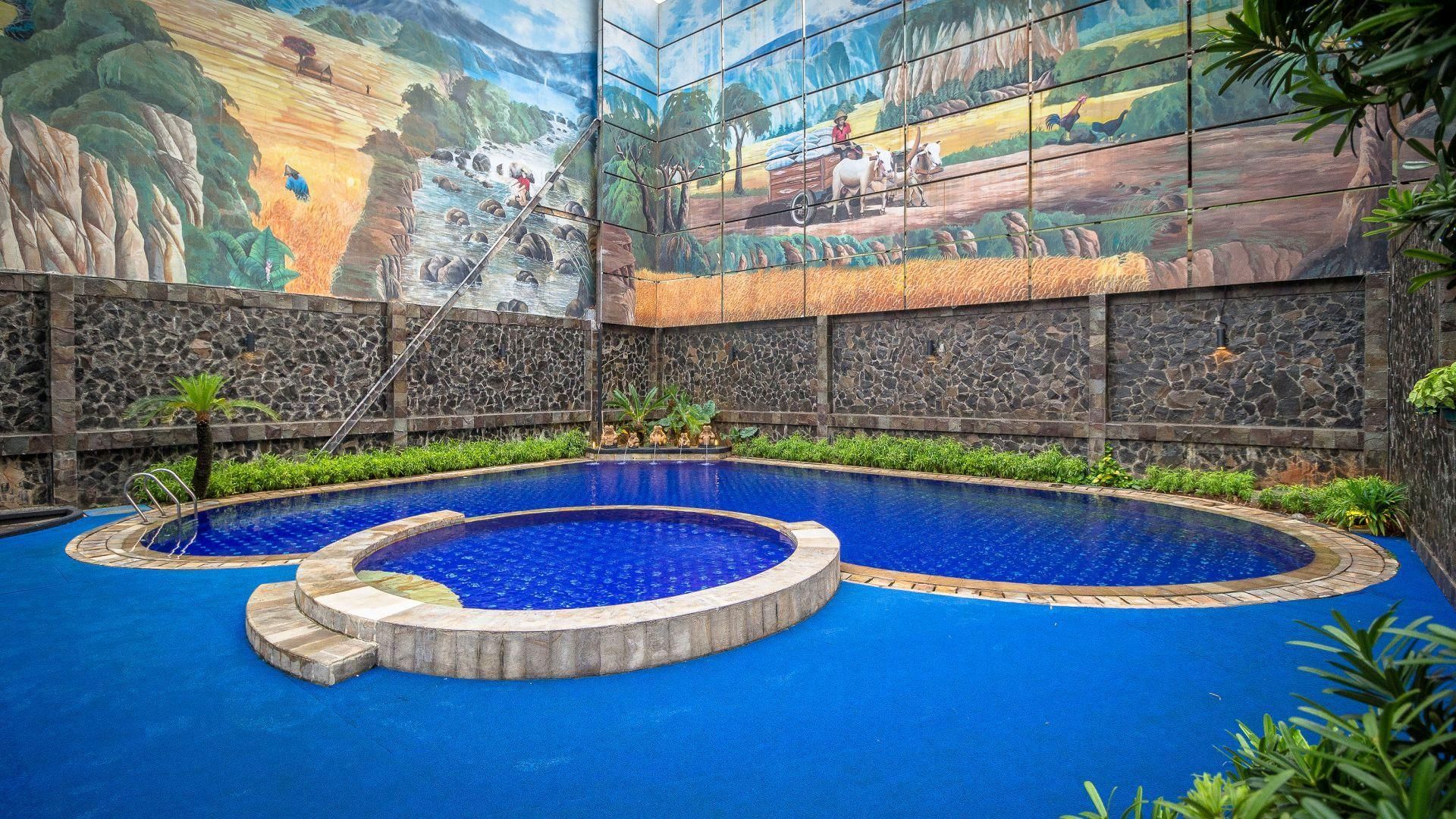 swimming pool [outdoor]