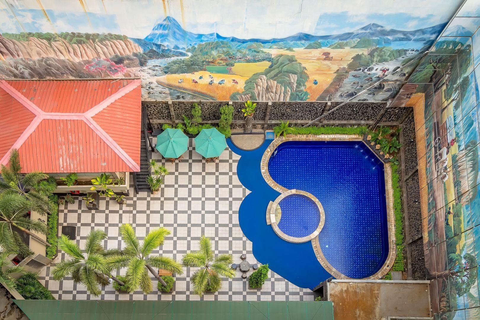 swimming pool [outdoor]