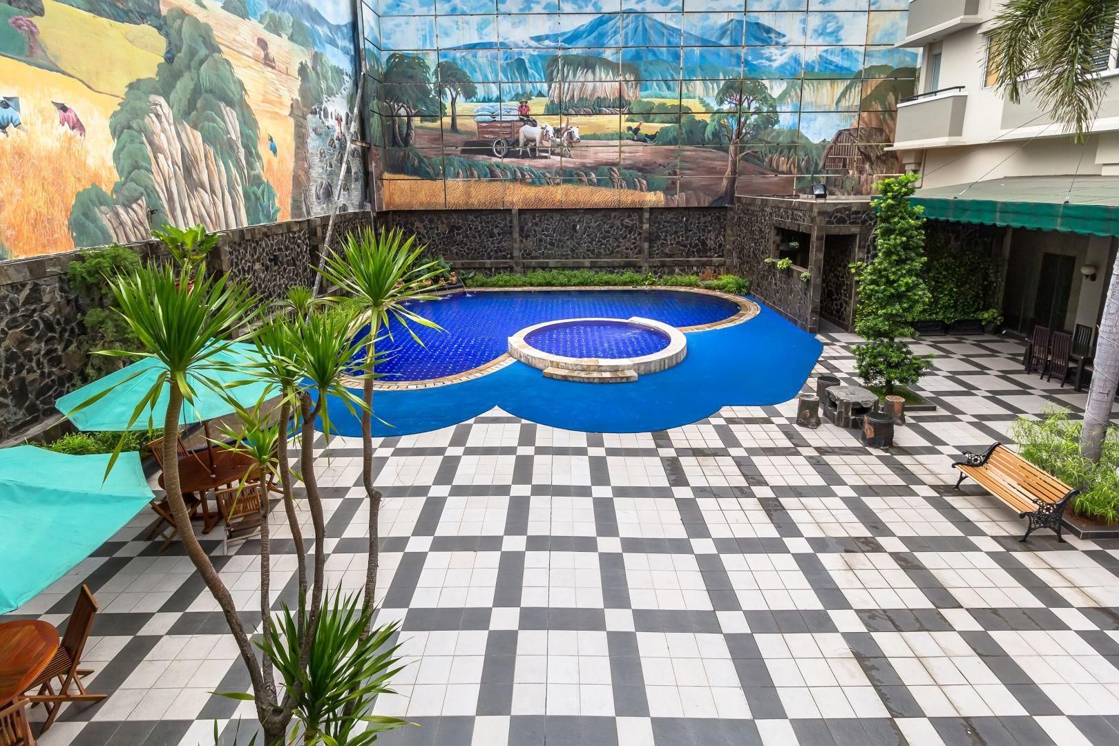 swimming pool [outdoor]