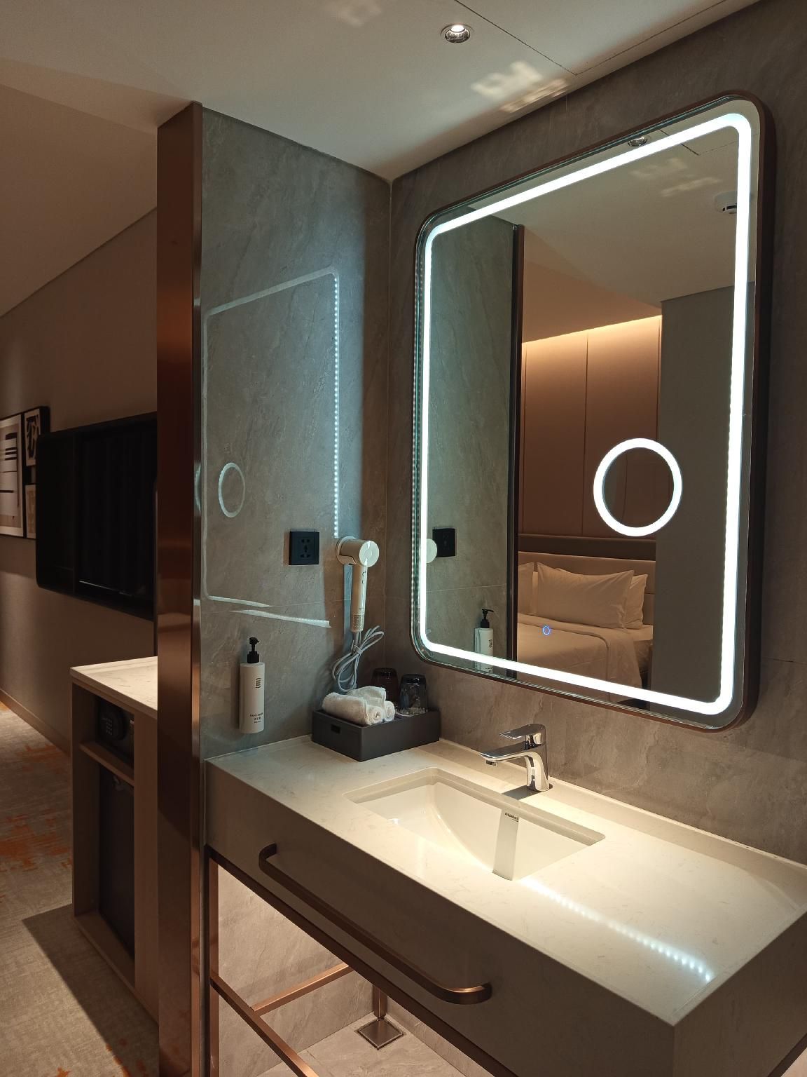 Elong Hotel Jakarta PIK Standard King Room 2