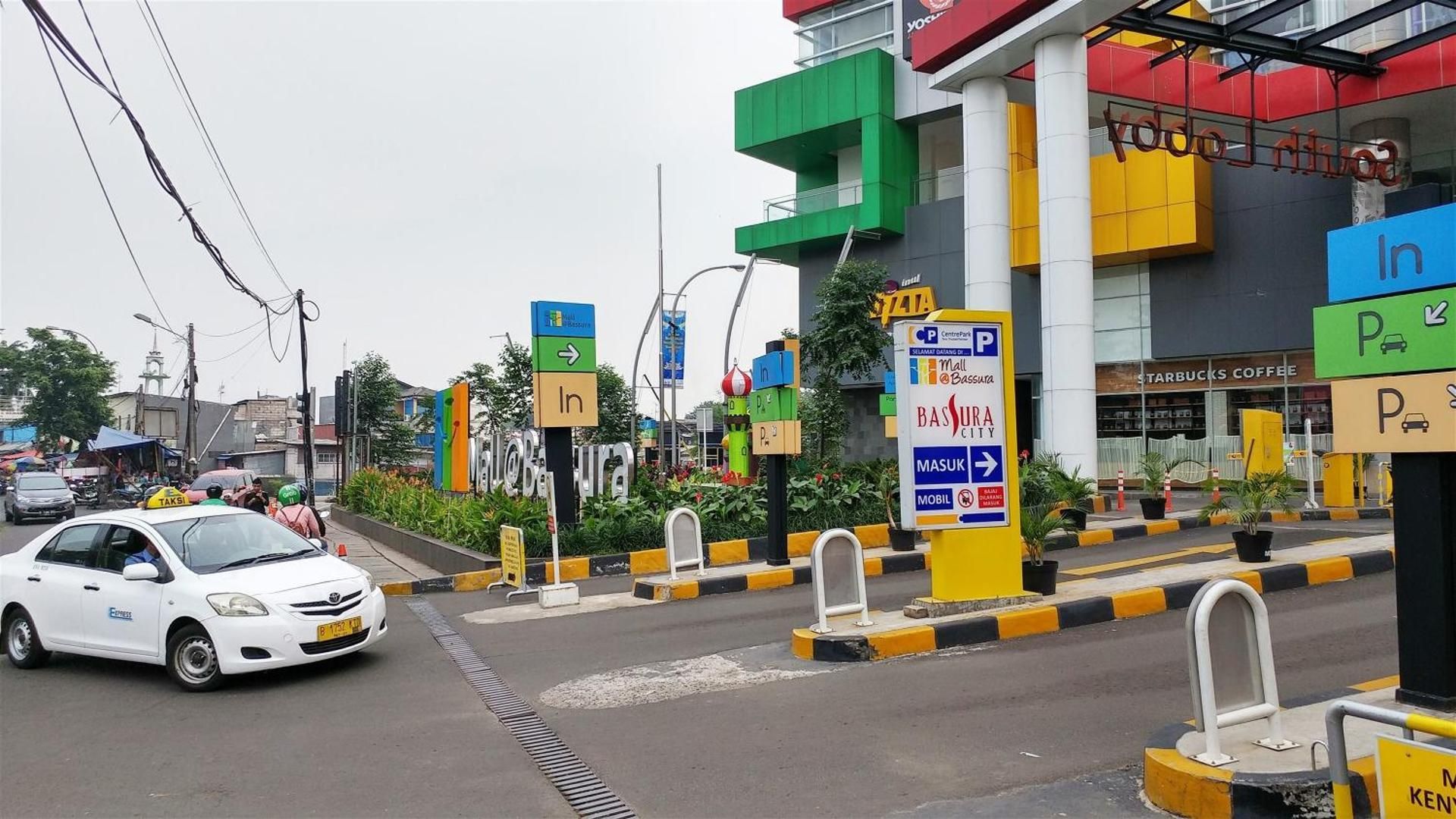 Simply Living 2BR at Bassura City Apt By Travelio