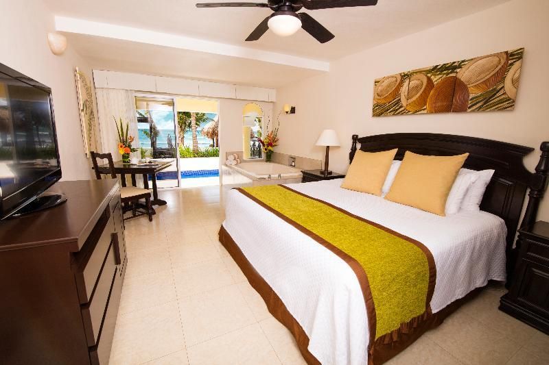 Oceanfront Swim Up Jr Suite