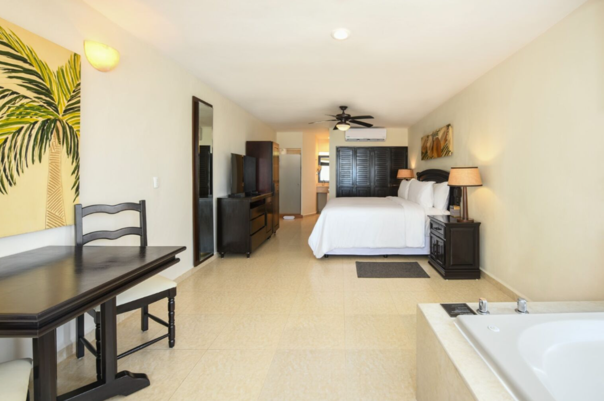 Oceanfront Swim Up Jr Suite