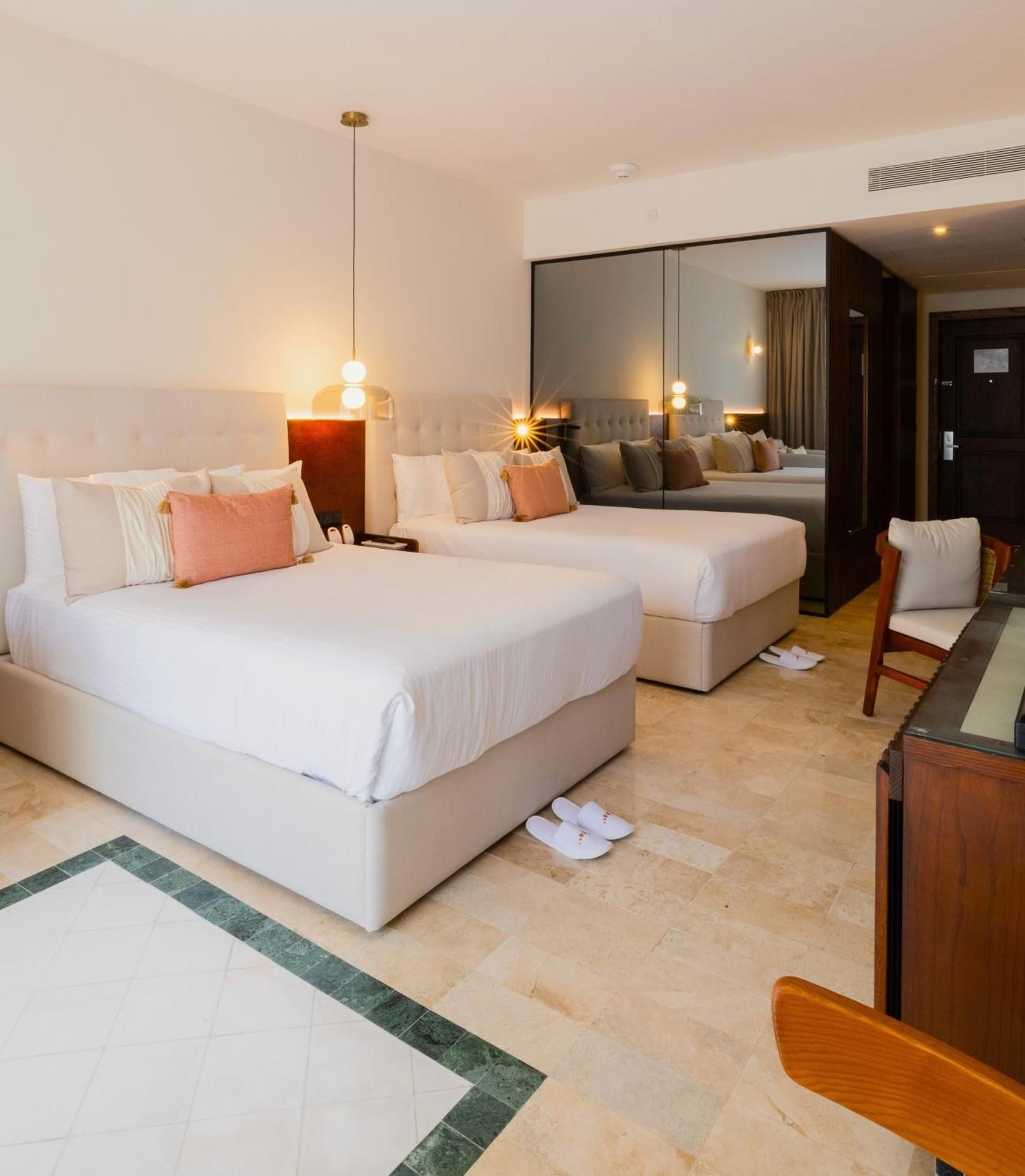 Junior Suite Swim-up