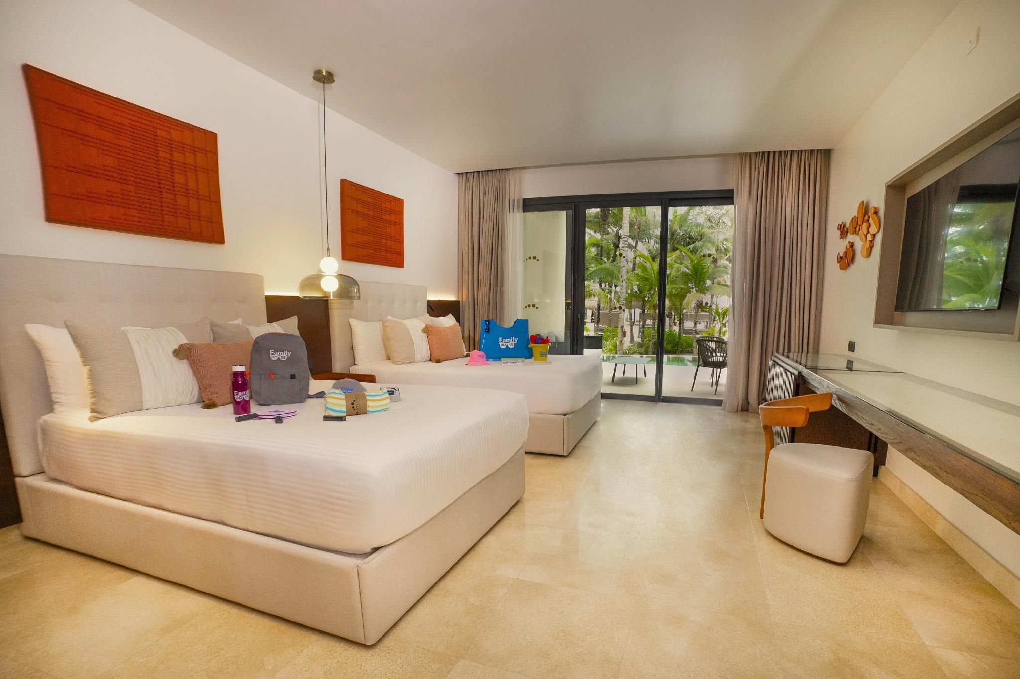 Family Selection Junior Suite Swim up Beachside
