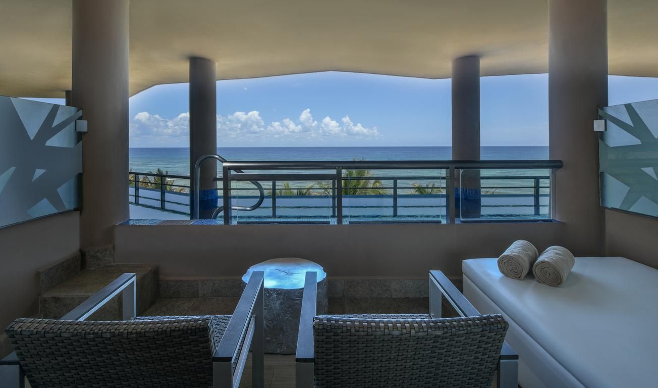 Oceanfront Swim Up Suite