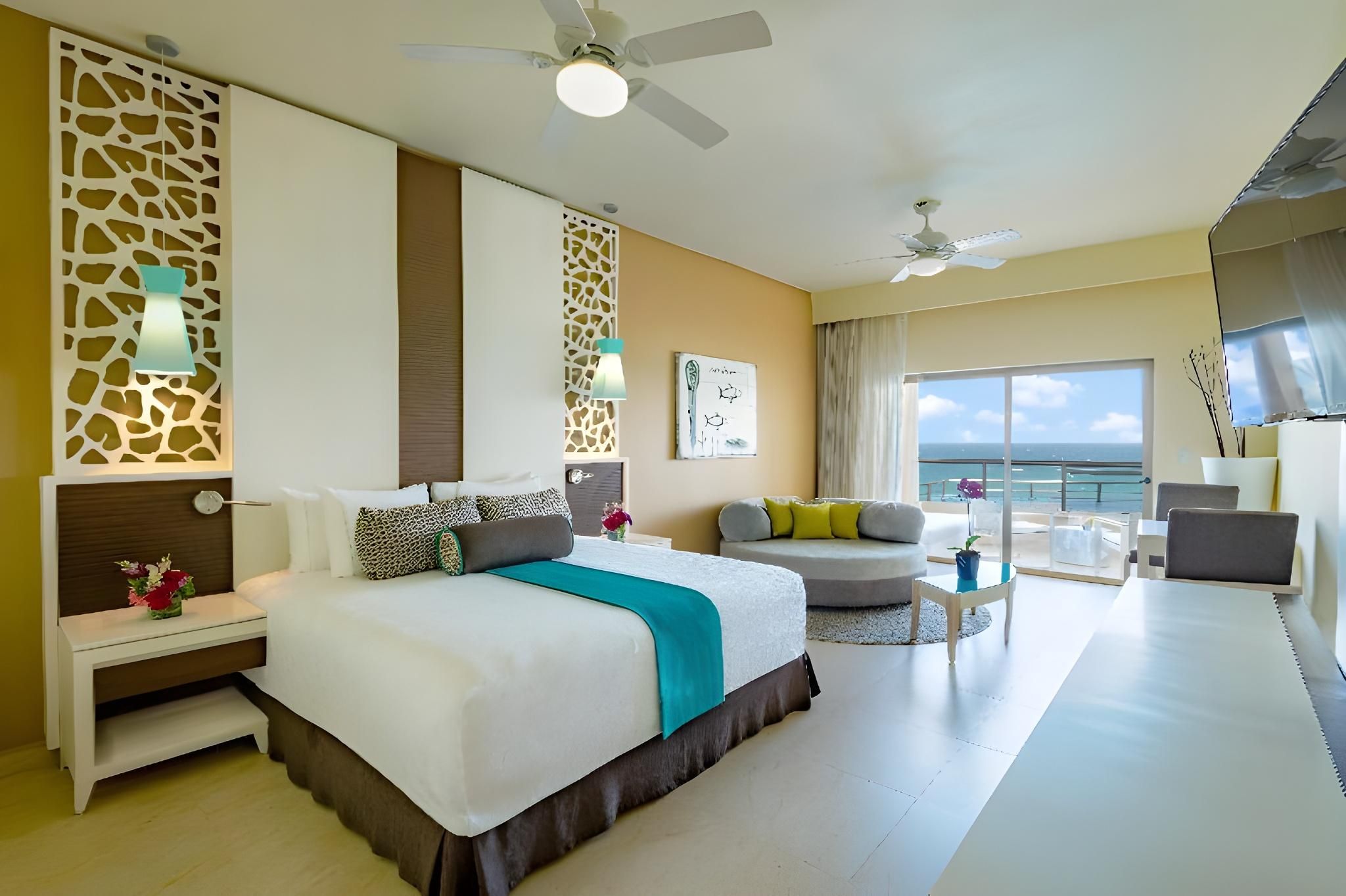Oceanfront Swim Up Suite