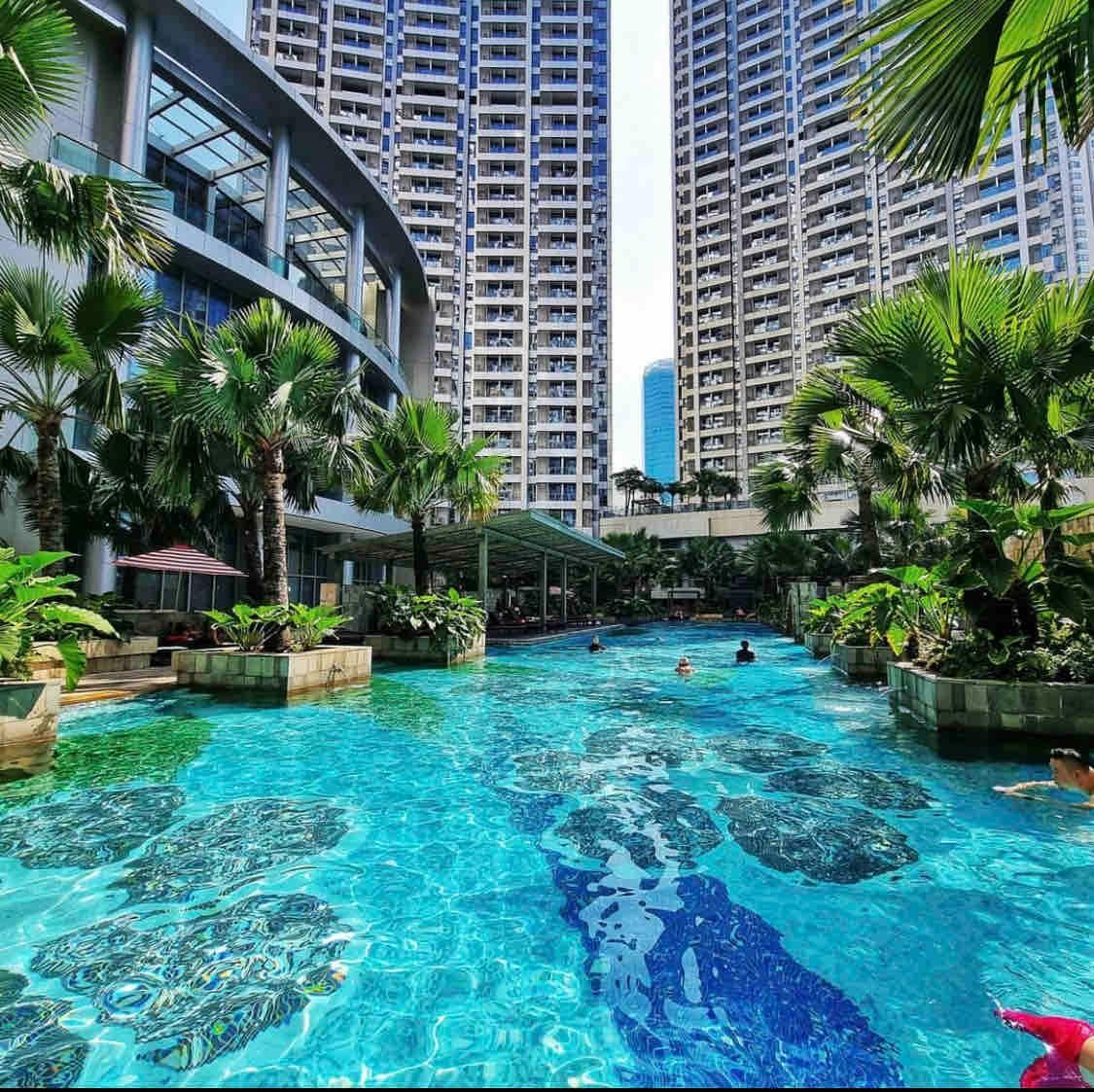 swimming pool [outdoor]