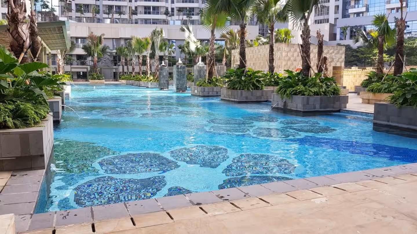 swimming pool [outdoor]