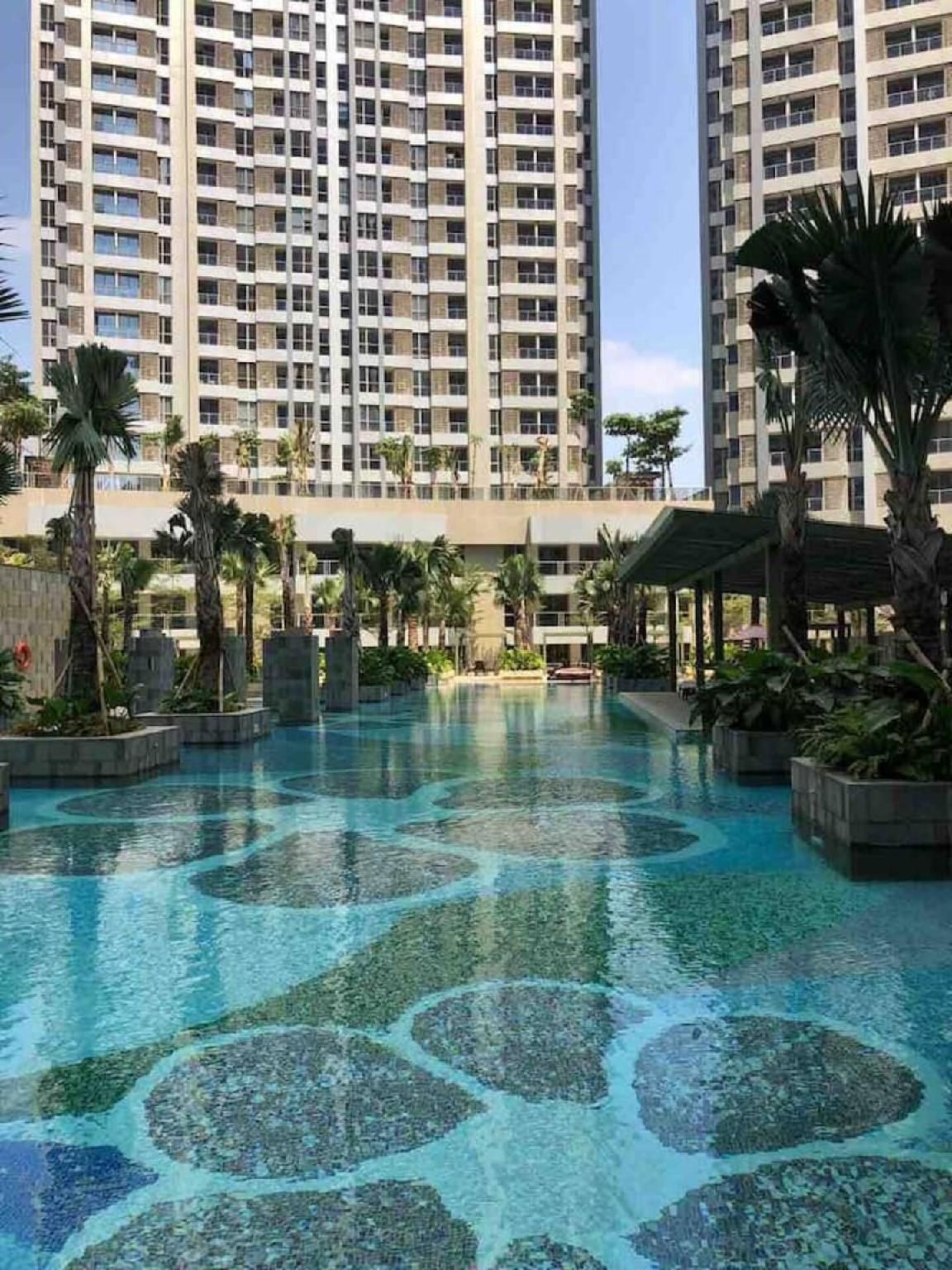 swimming pool [outdoor]