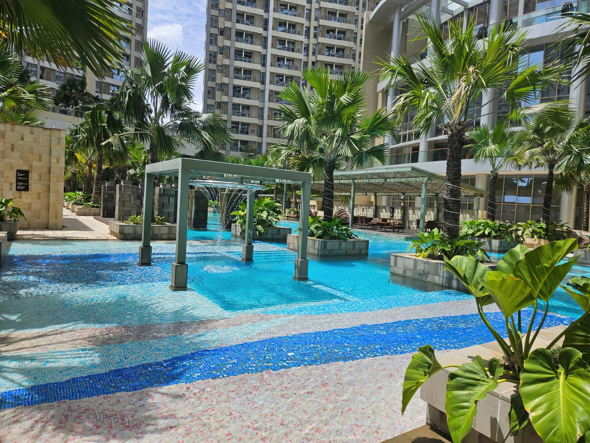 swimming pool [outdoor]