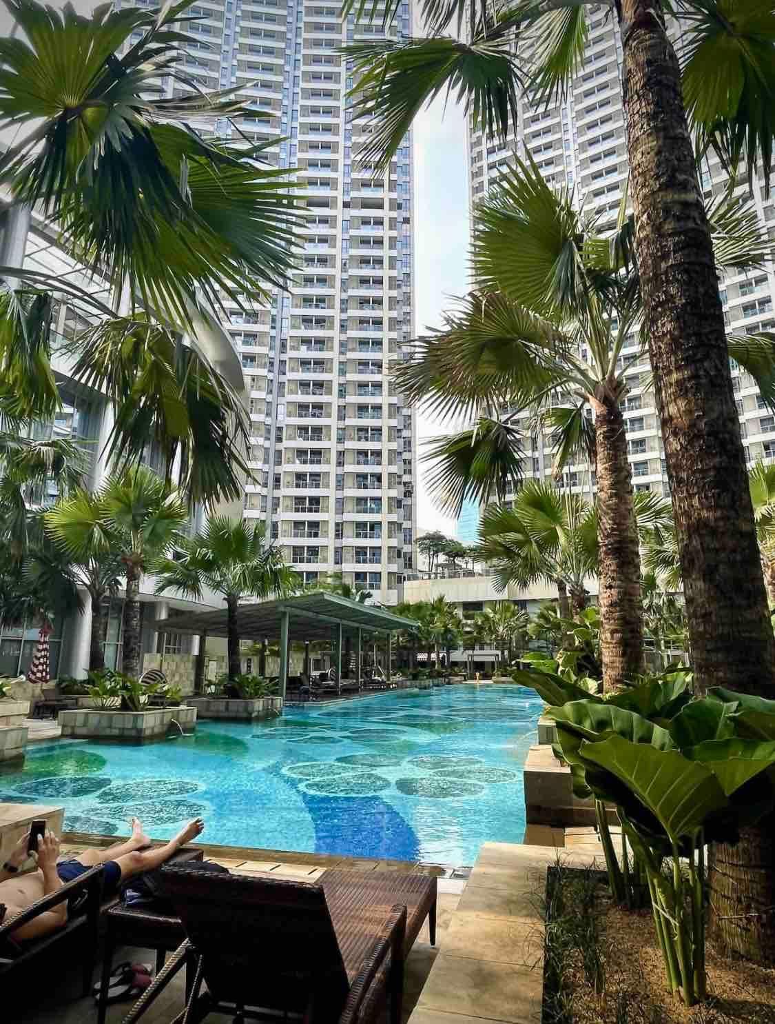 swimming pool [outdoor]