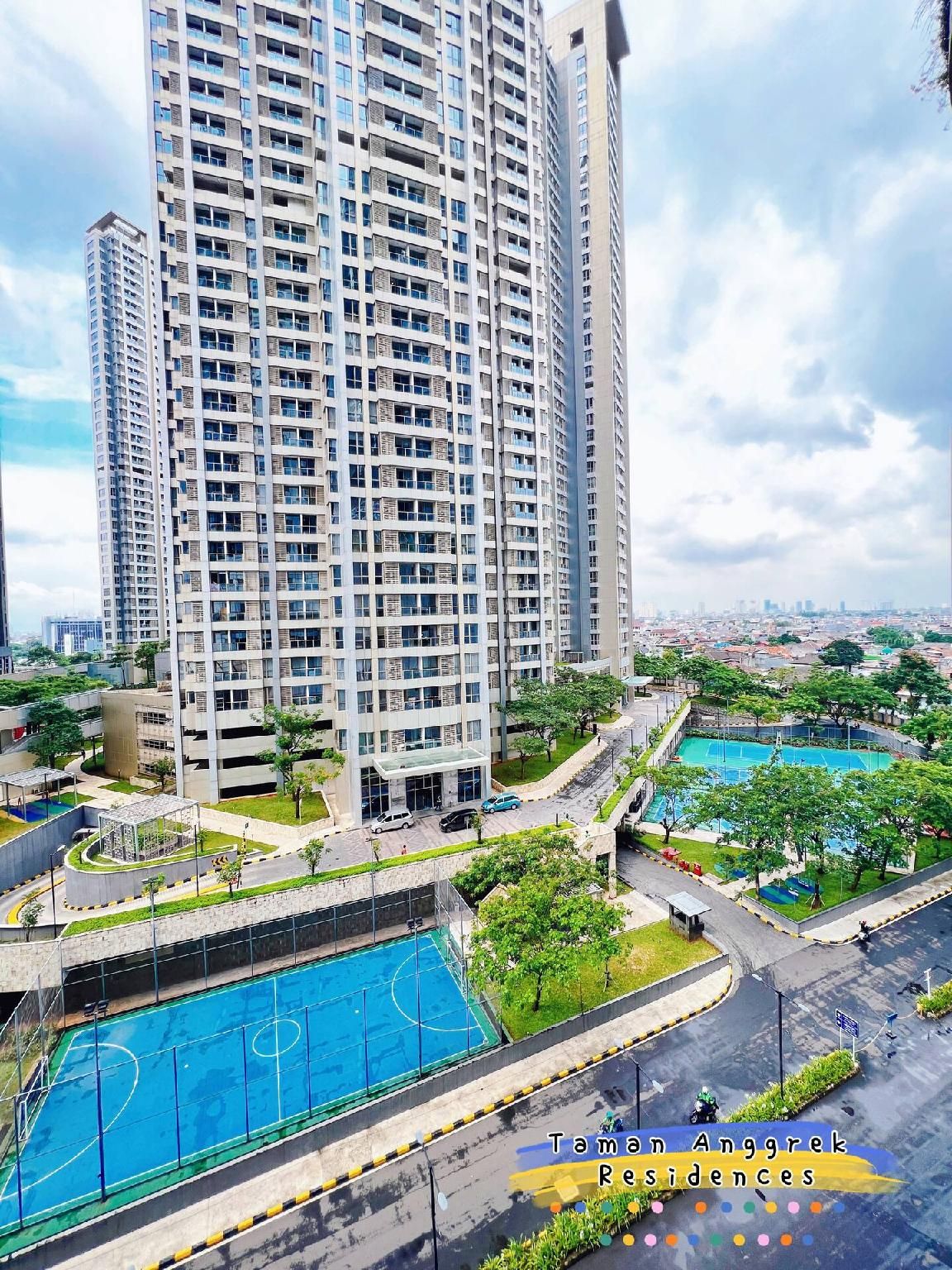 swimming pool [outdoor]