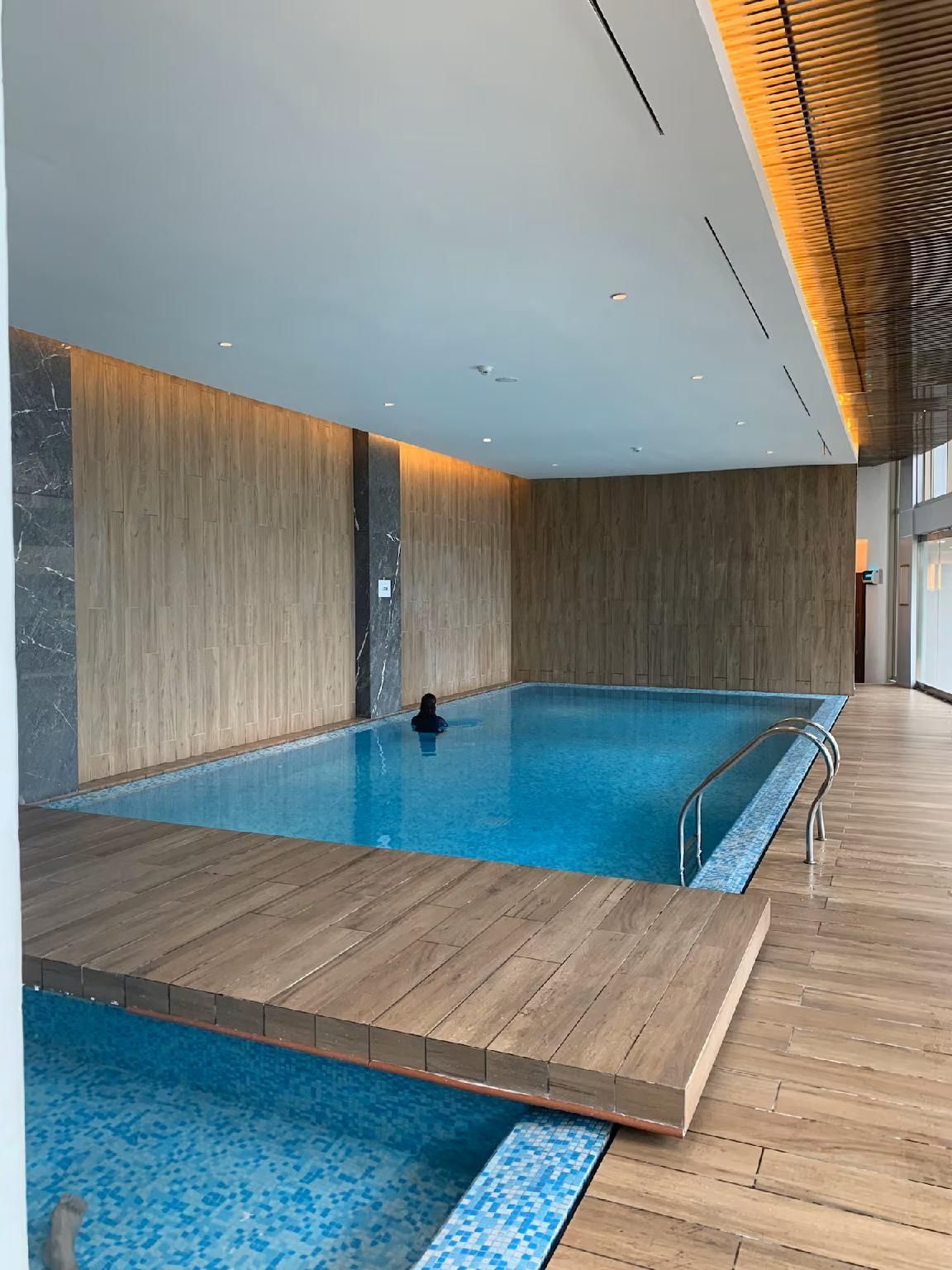 swimming pool [outdoor]