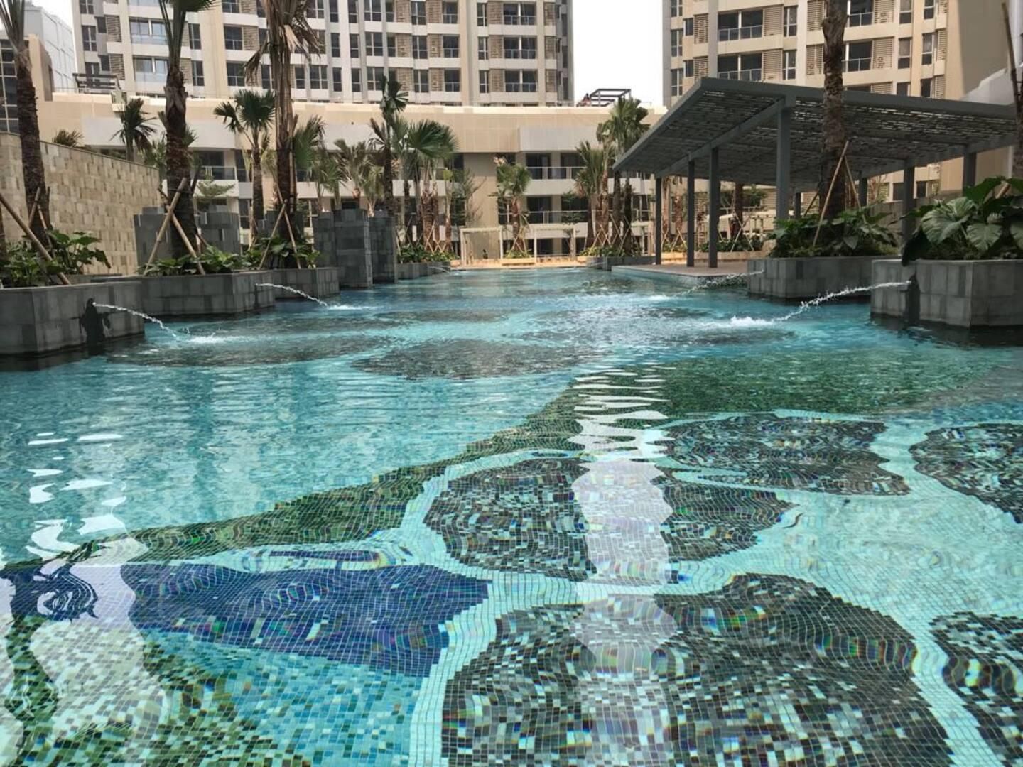 swimming pool [outdoor]