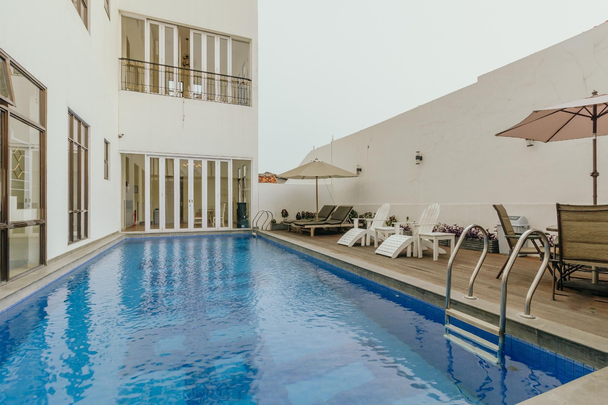 swimming pool [outdoor]