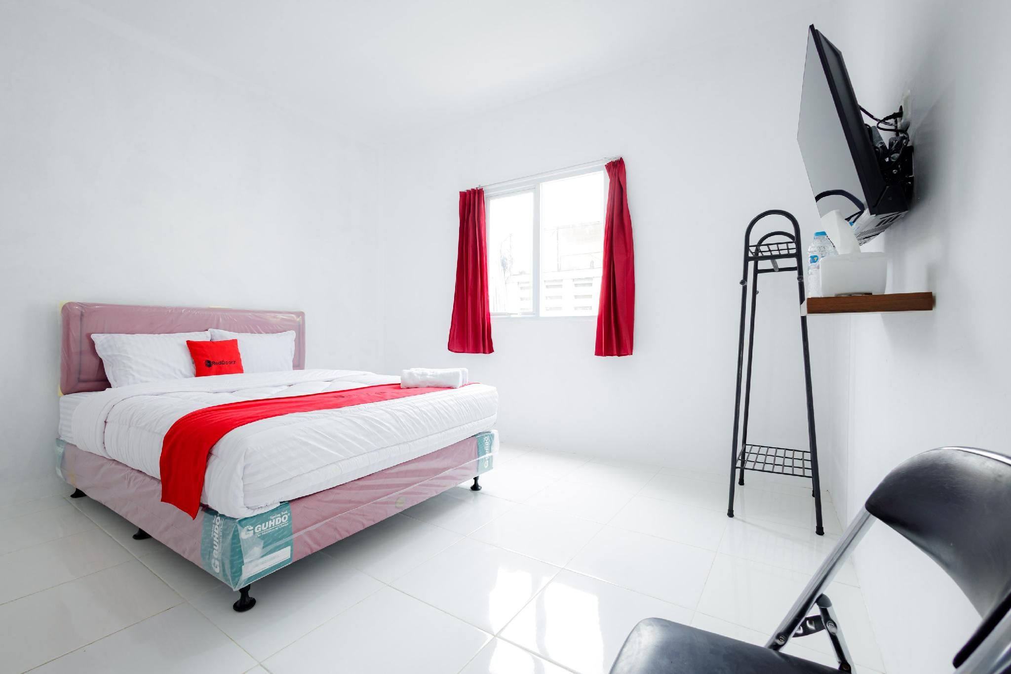 RedDoorz near Jalan Cikini RedDoorz Room