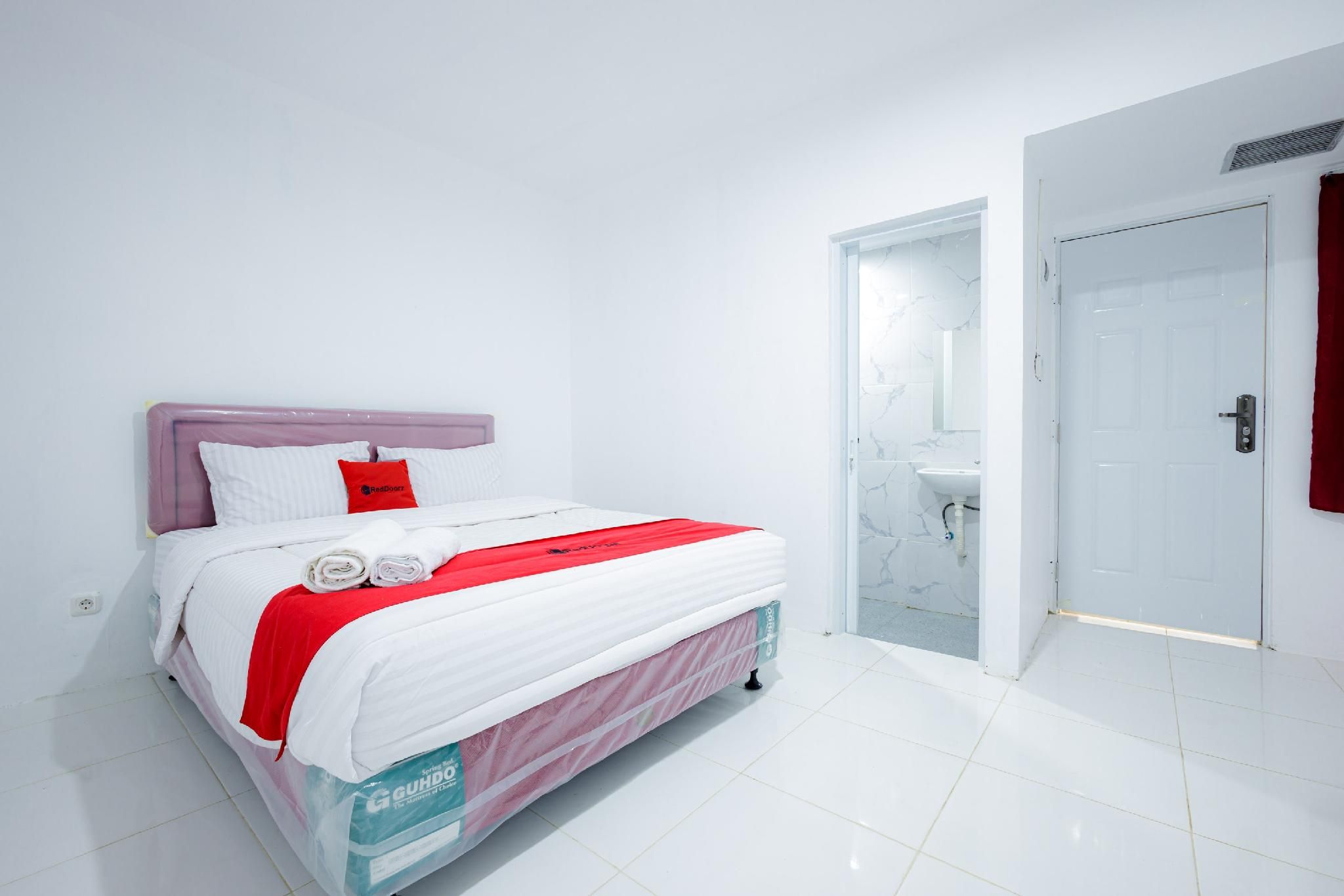 RedDoorz near Jalan Cikini RedDoorz Room 2