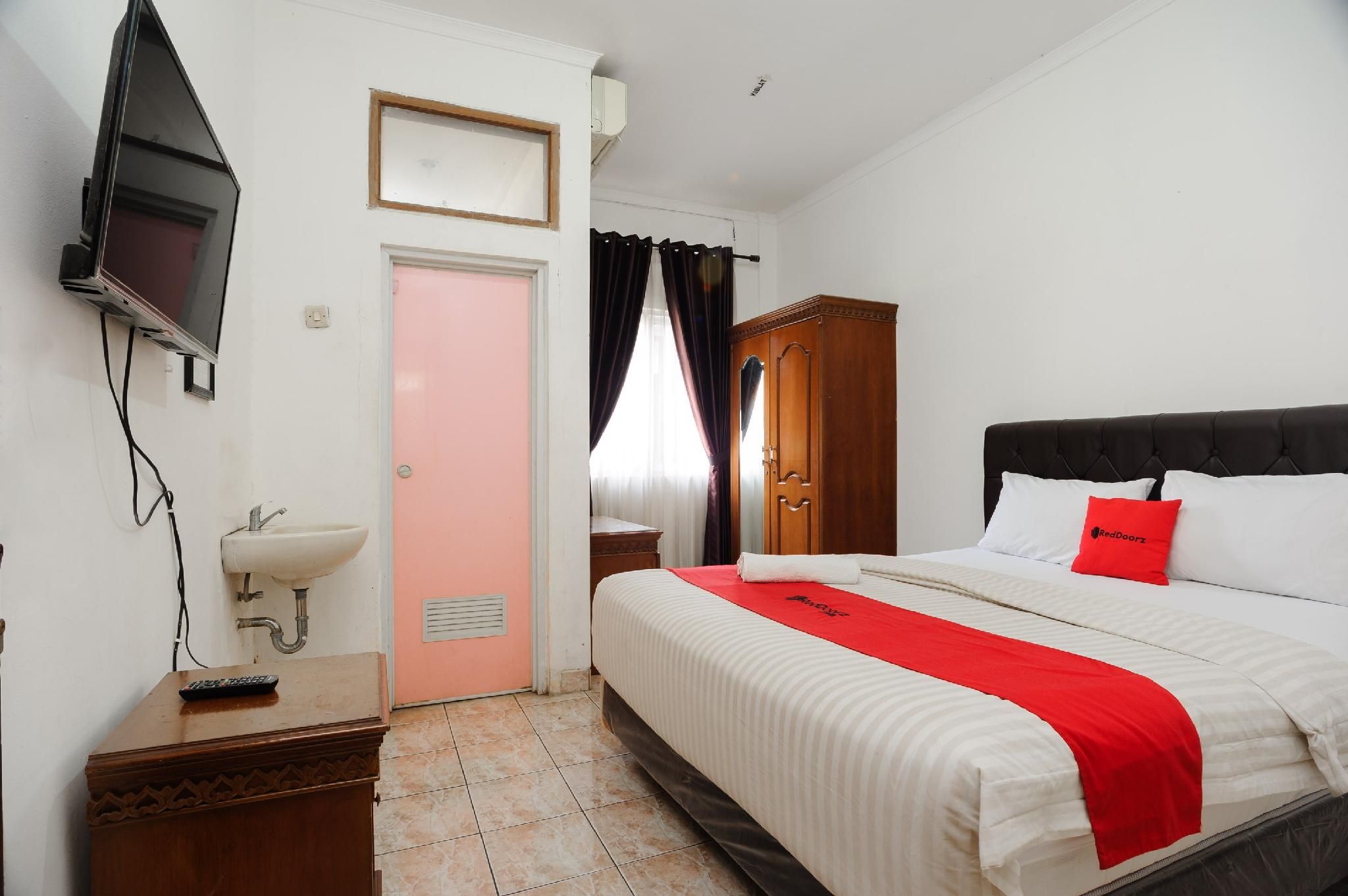 RedDoorz Room