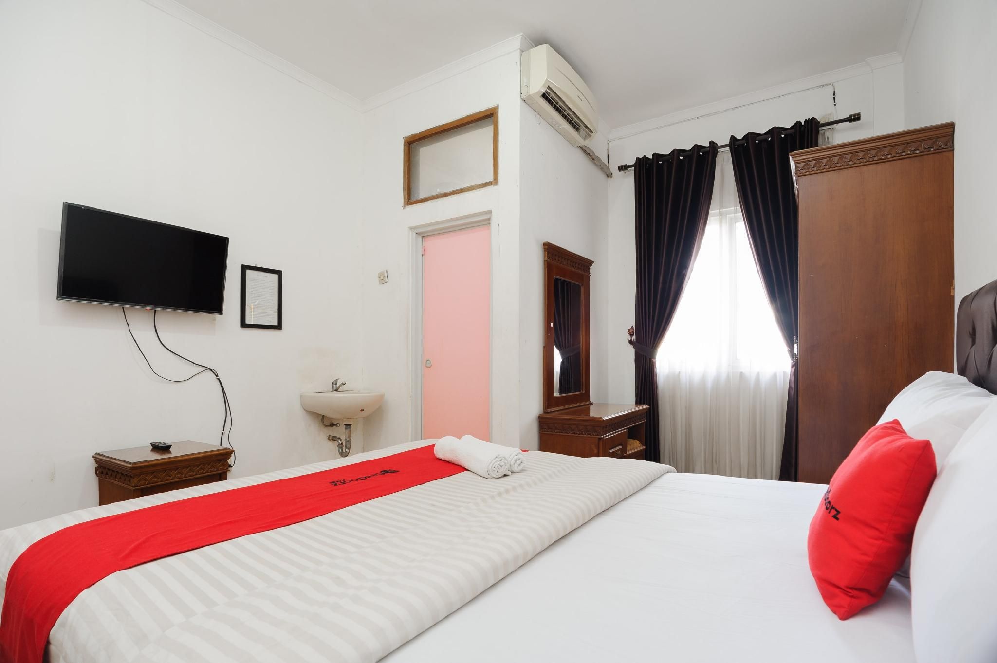 RedDoorz Room