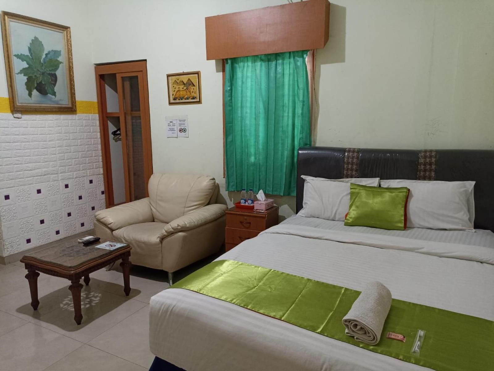 Deluxe Room (2 Adults + 1 Child)