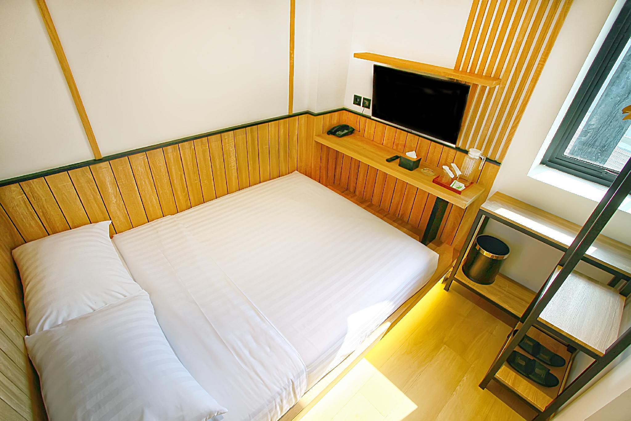 Deluxe - 1 Queen Bed
