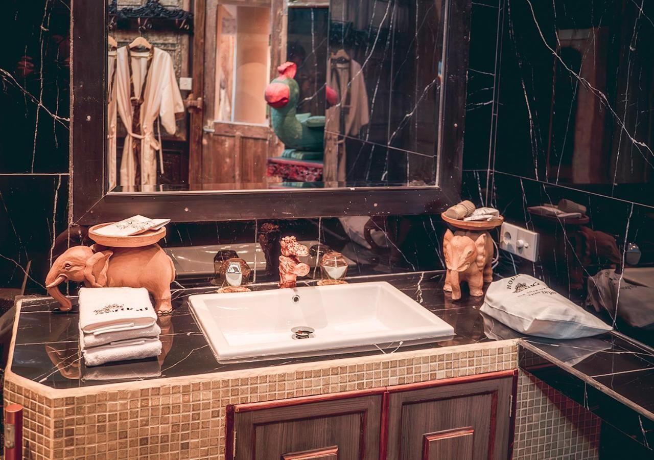 Lebak Suite with Signature Afternoon Tea, Mini-bar, and One Glass Afternoon Cocktail for Two People