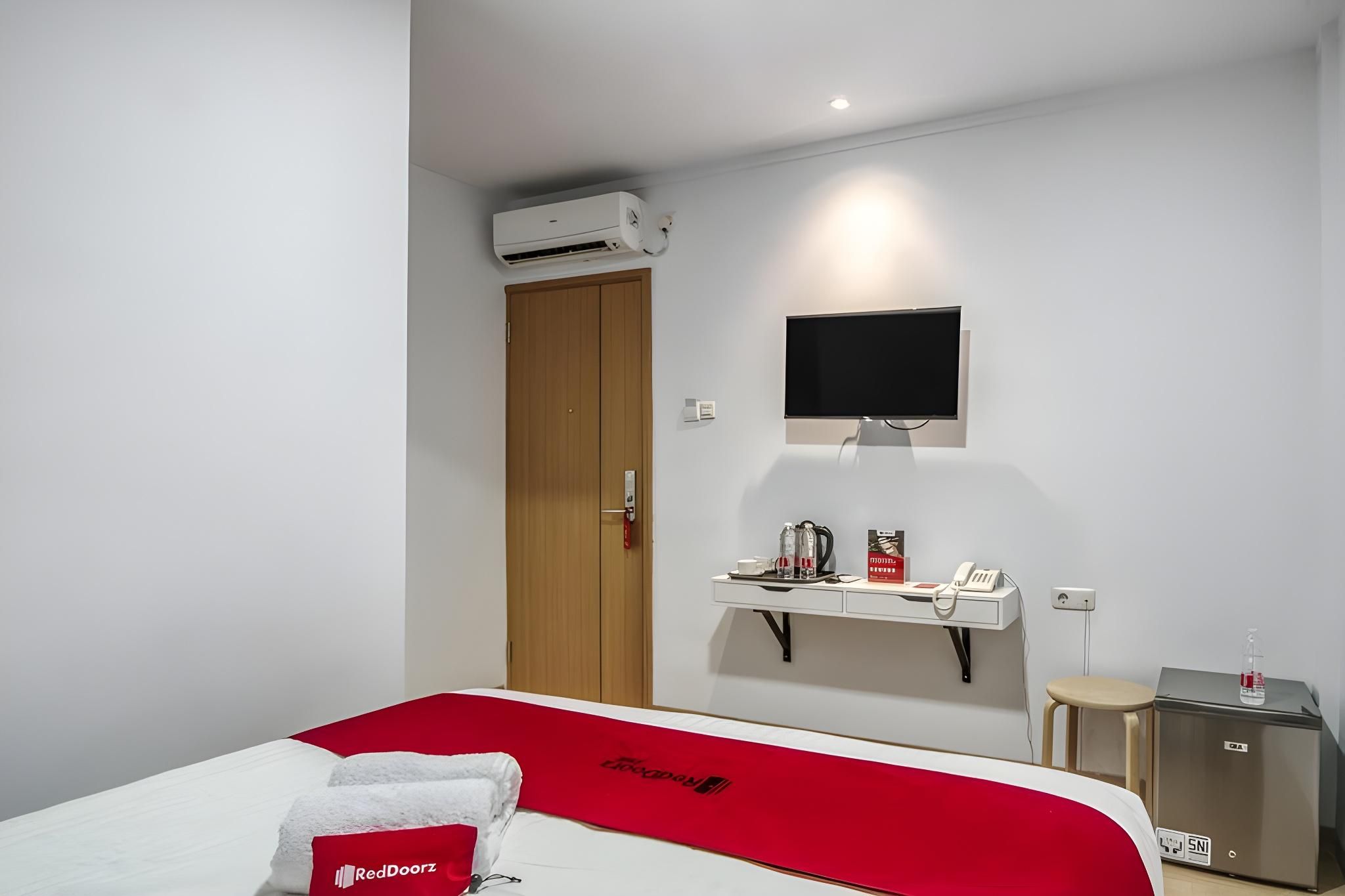 RedDoorz Plus @ Cideng Timur RedDoorz Room