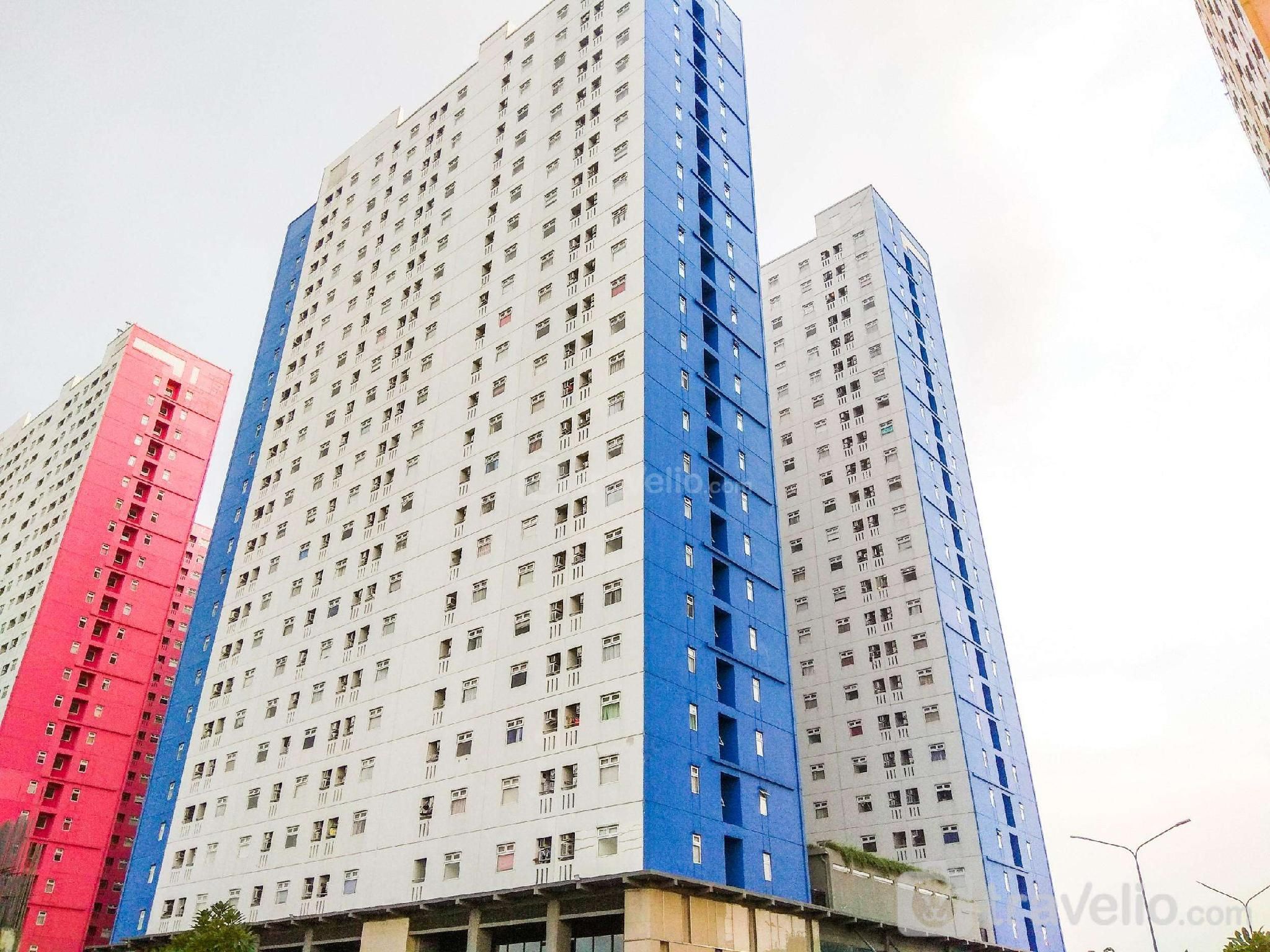 Minimalist Studio Green Pramuka Apt By Travelio