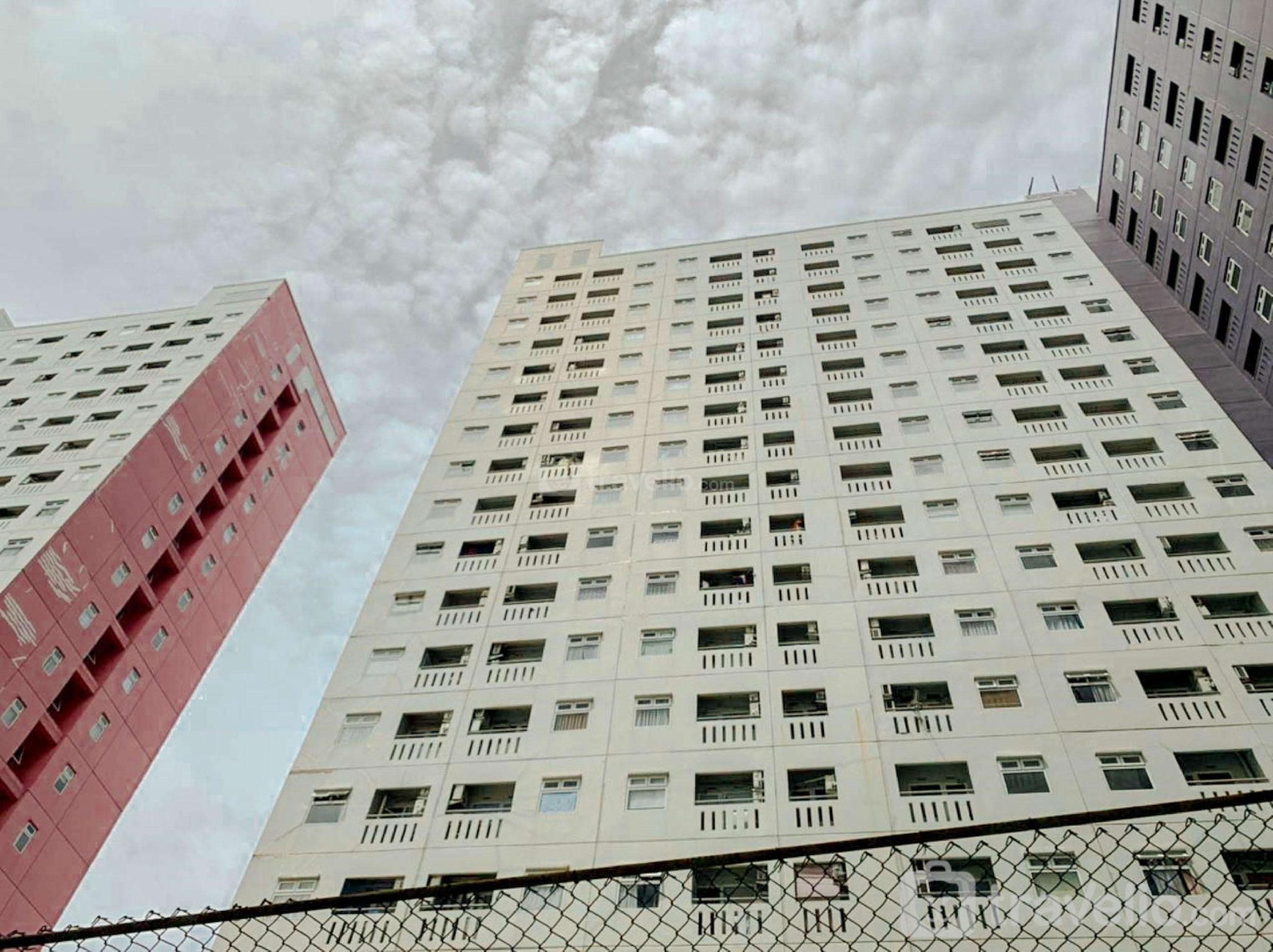 Lovely and Strategic Studio at Green Pramuka Apartment By Travelio