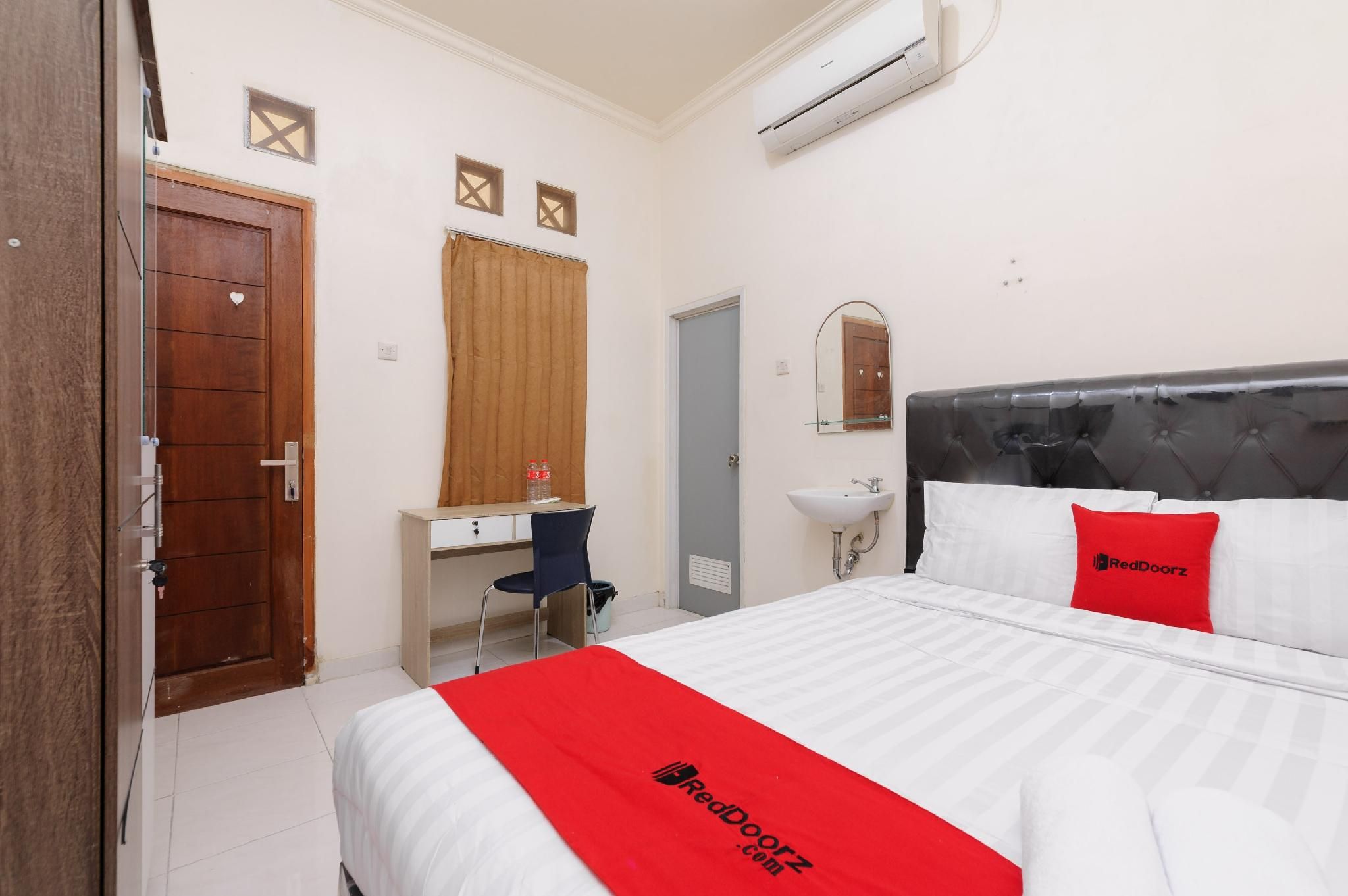 RedDoorz Room