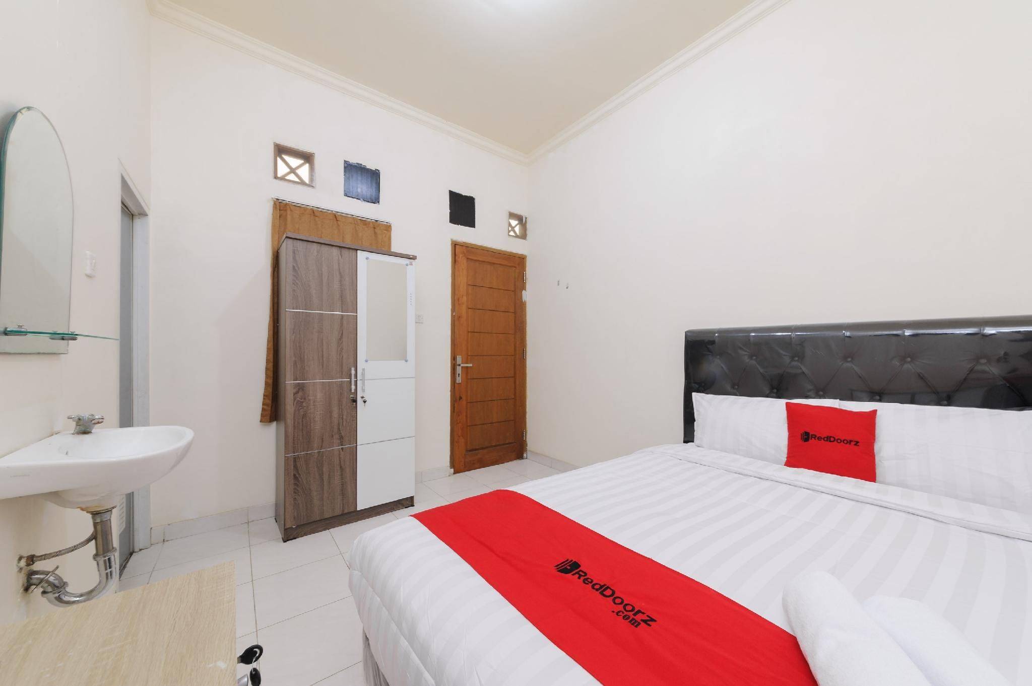 RedDoorz Room