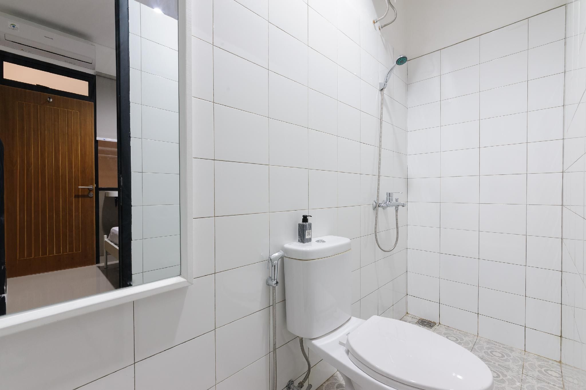 Urbanview Syariah Kost D33 Hutan Kota Srengseng Standard Room 3