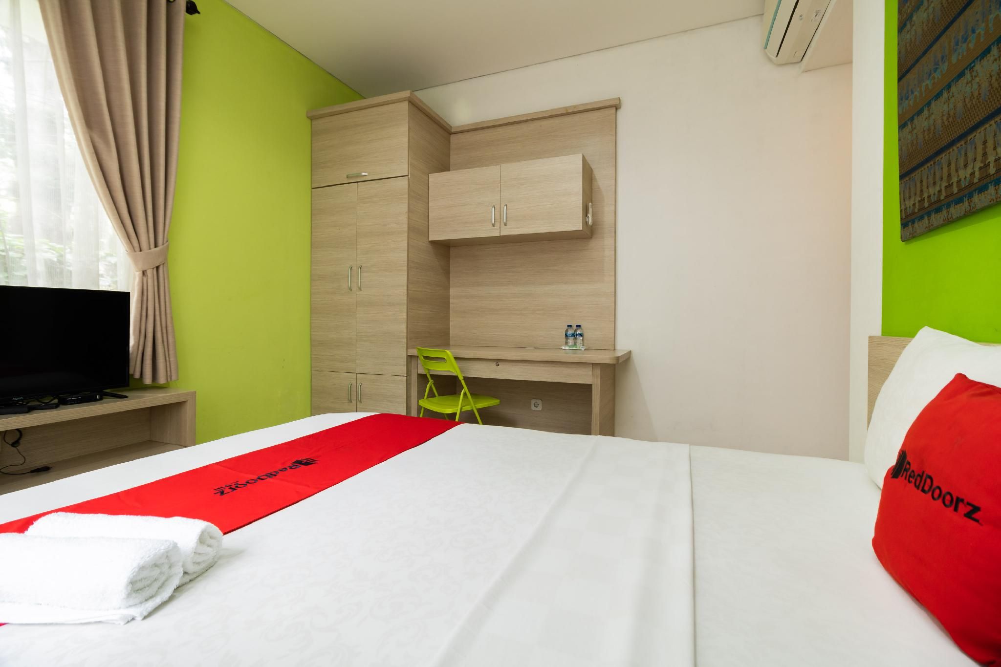 RedDoorz Room