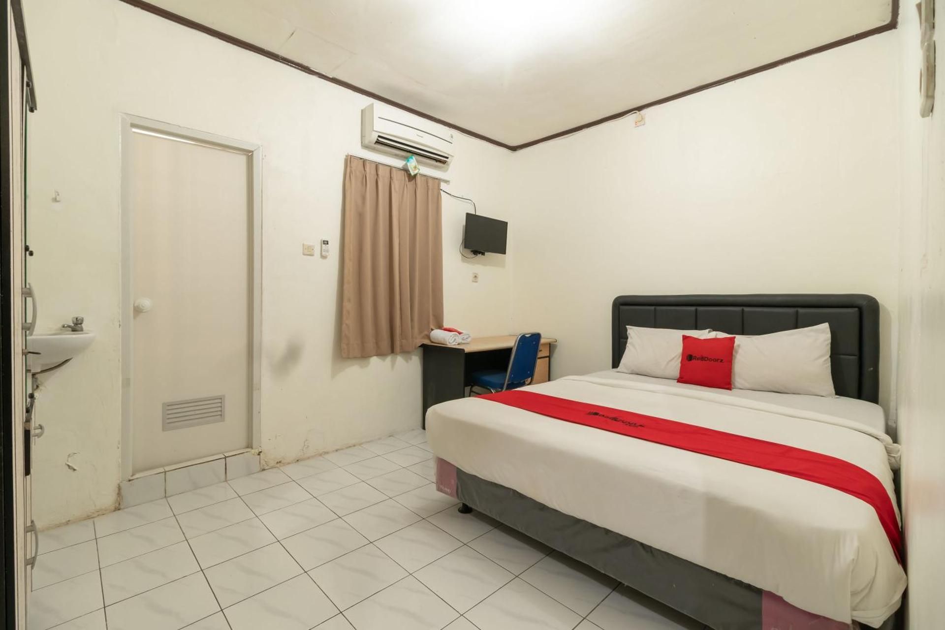 RedDoorz Room