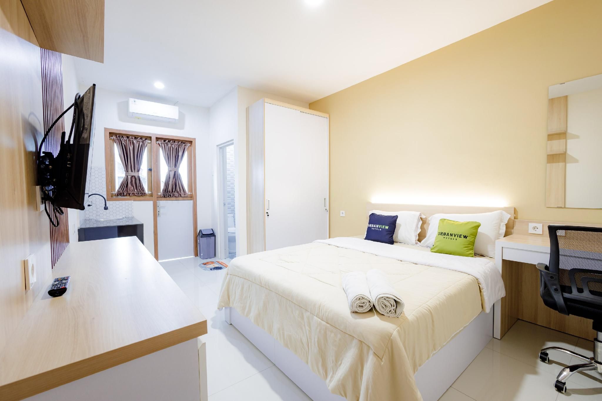 Urbanview Hotel Syariah The Ragunan Residence Cilandak Deluxe Room 2