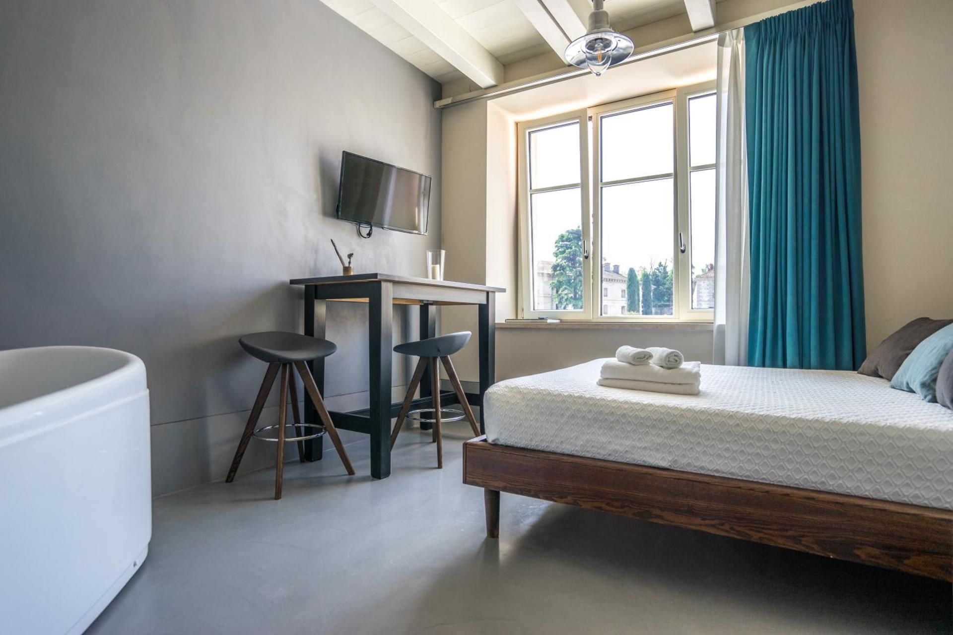 Suite with Hot Tub