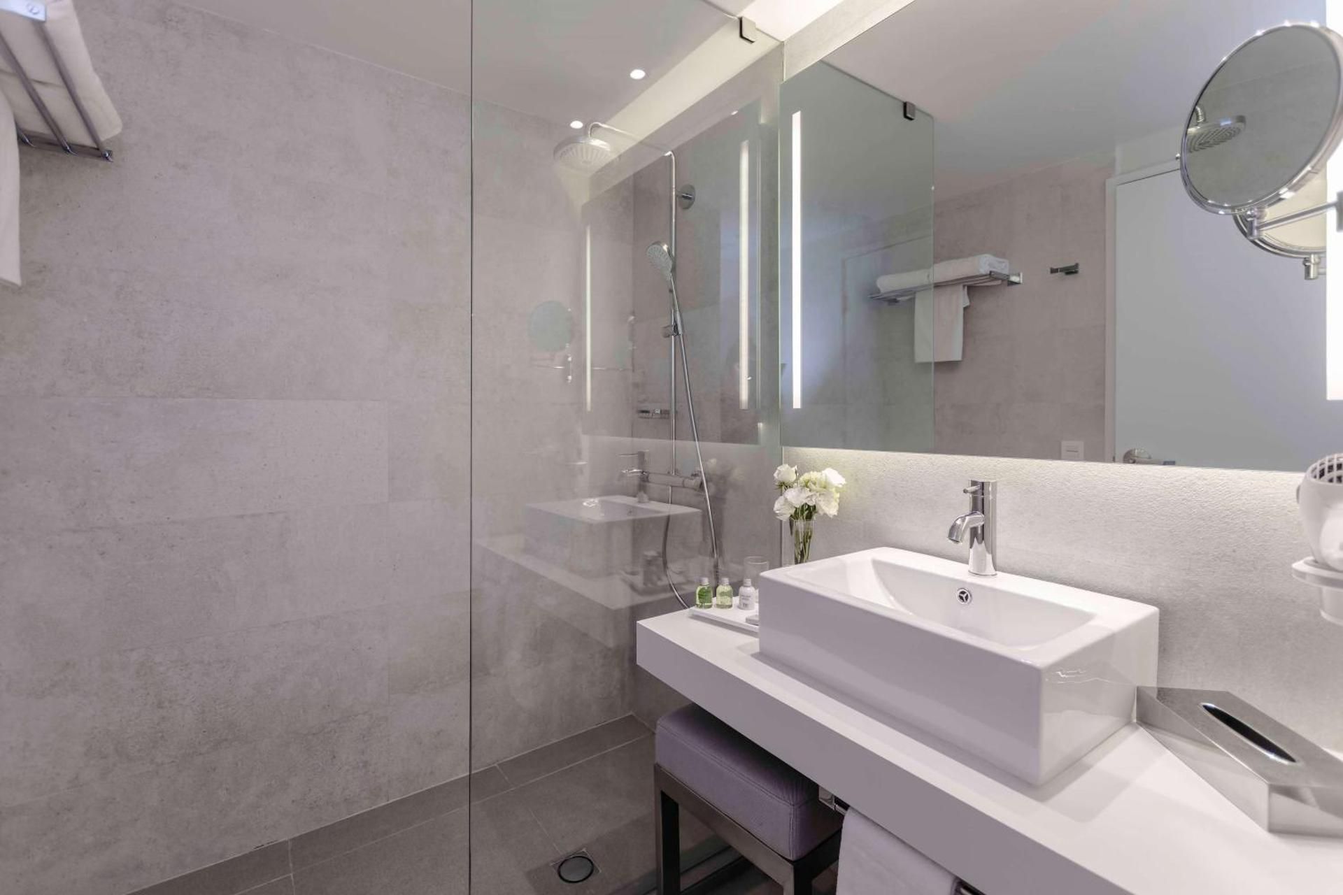 NH Monterrey La Fe Standard Double Room with Extrabed (3 AD + 1 CH) 3