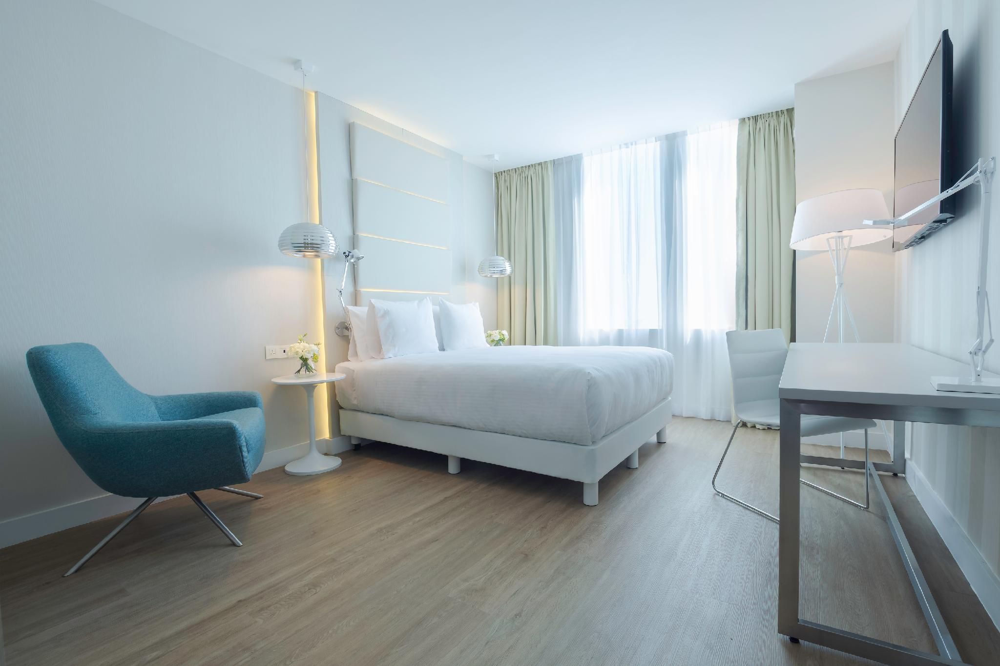 NH Monterrey La Fe Superior Room