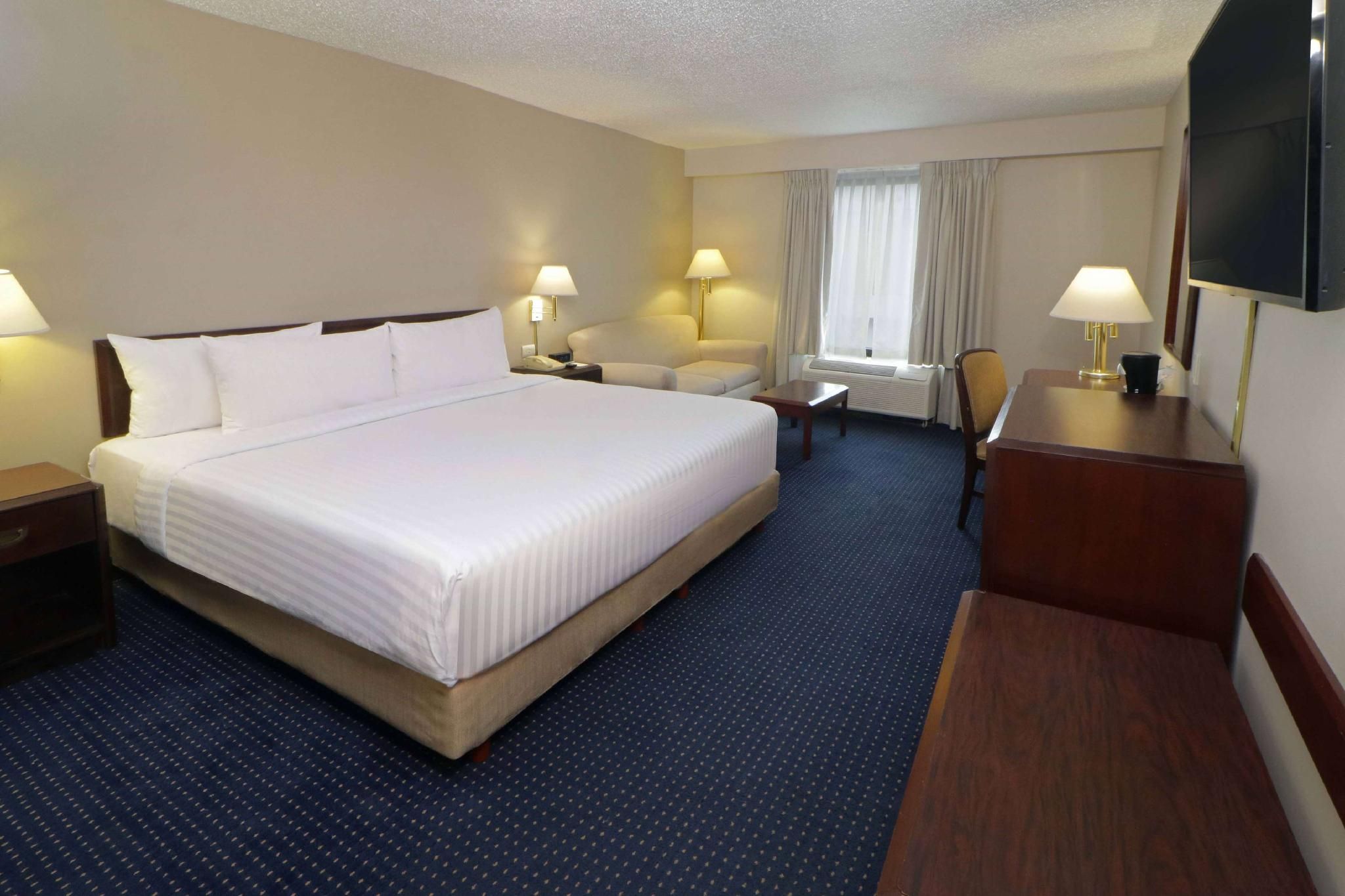 1 King Bed, Business Room, Non-Smoking