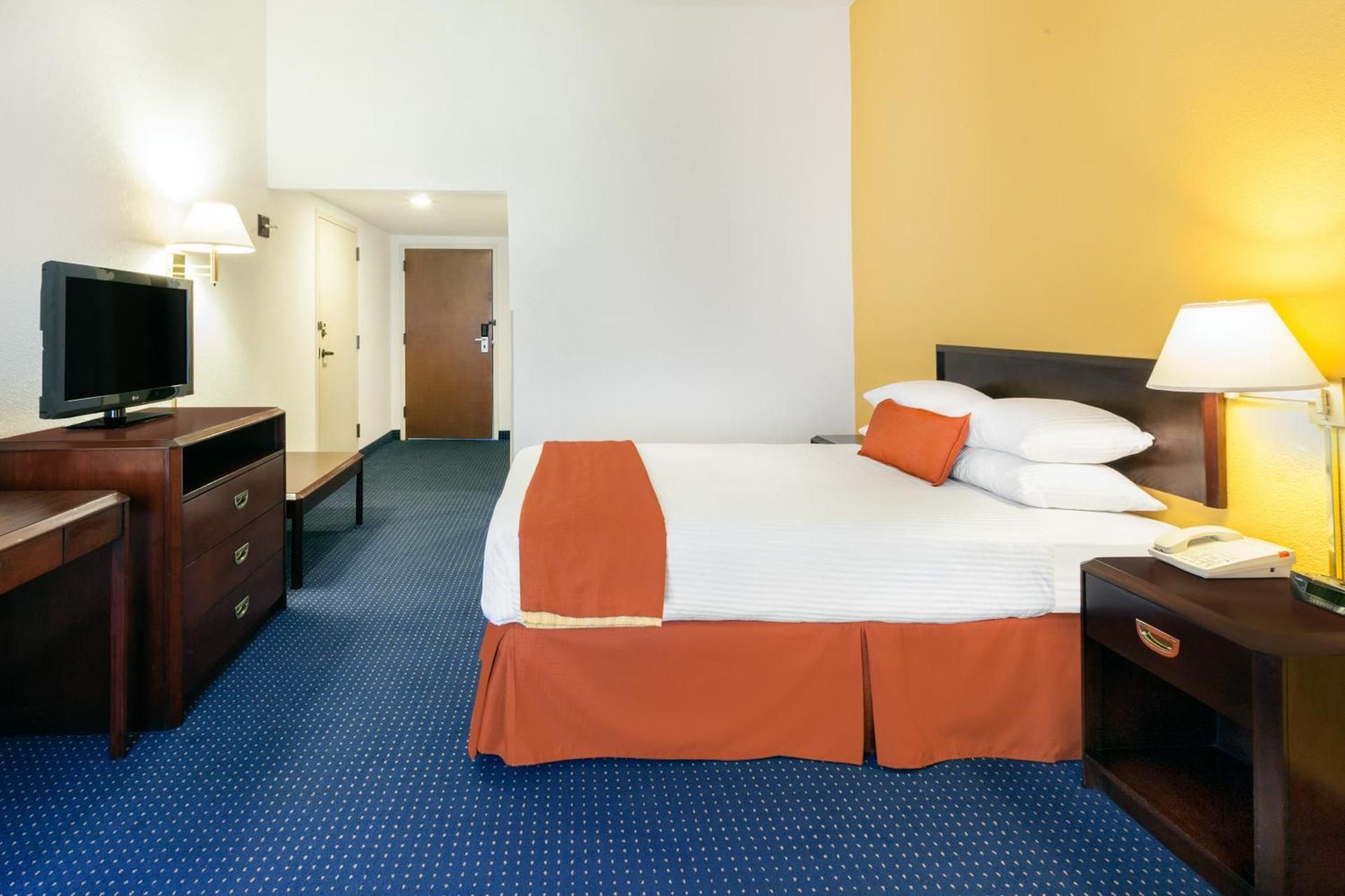 Accessible 1 Queen Bed Non-Smoking