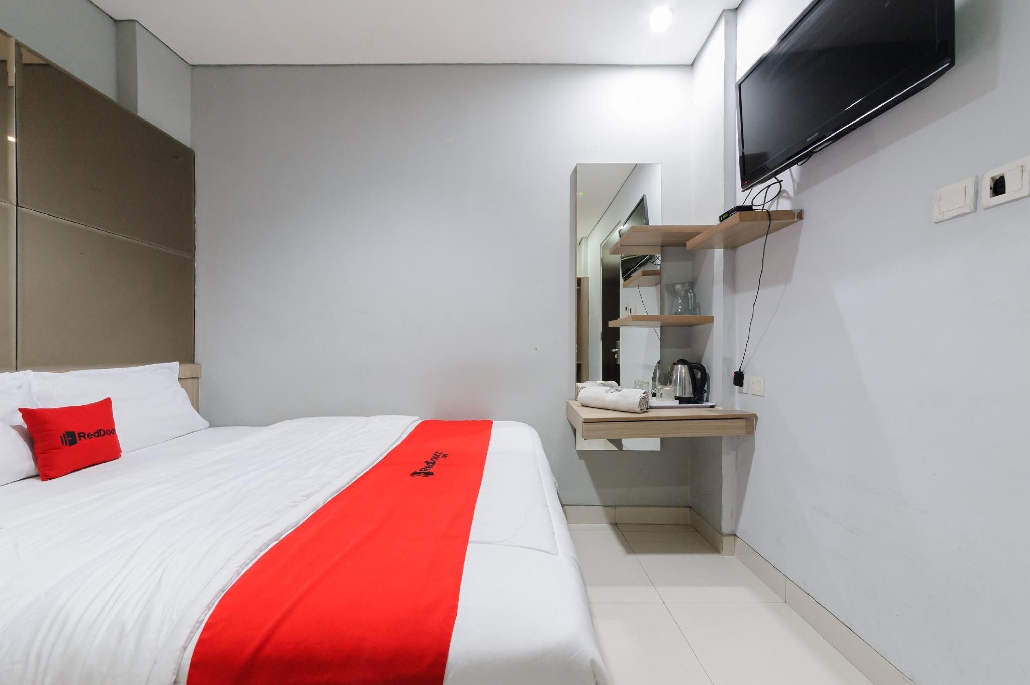 RedDoorz Plus near Grand Indonesia Jakarta Standard Room 2