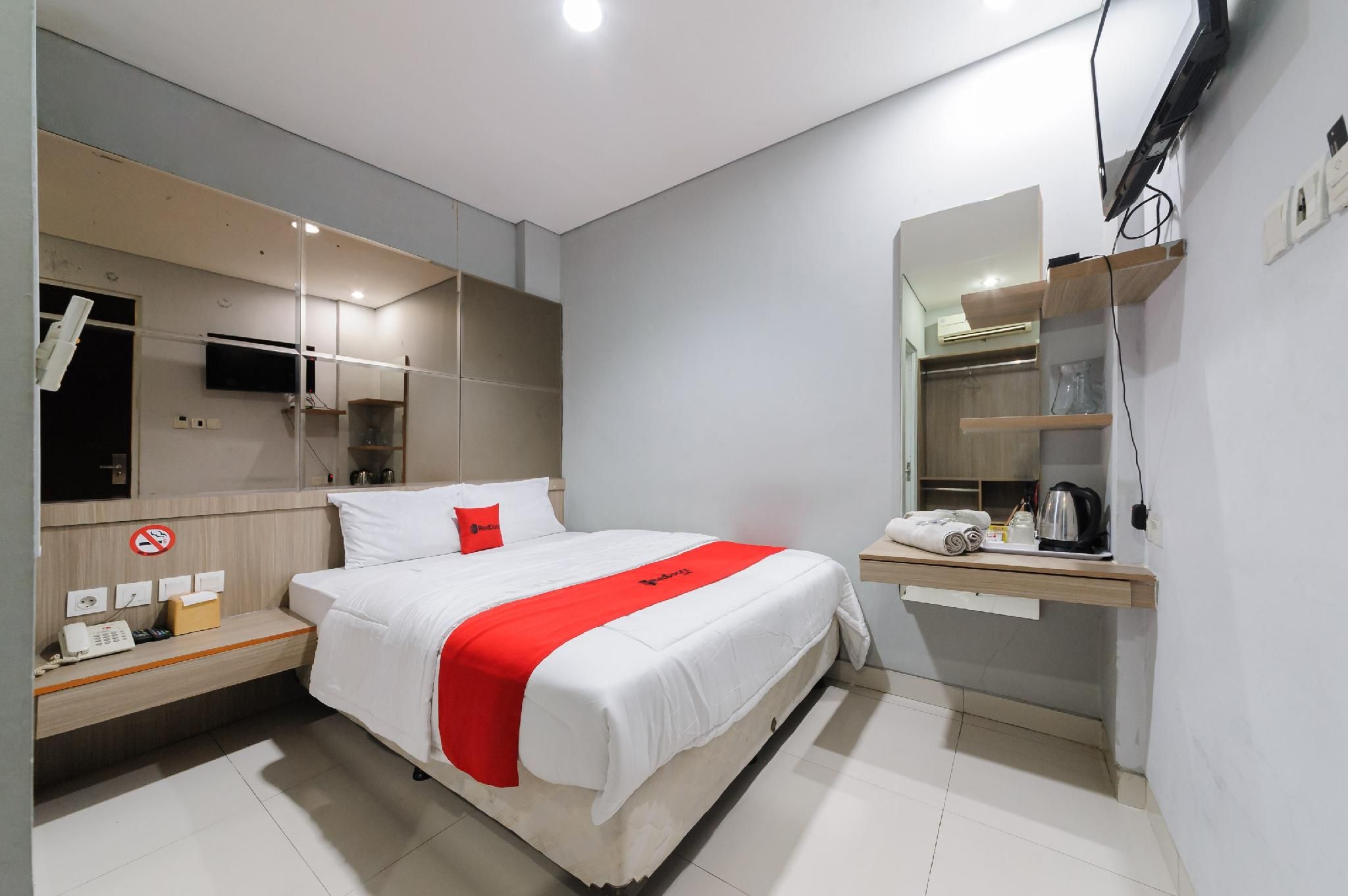 RedDoorz Plus near Grand Indonesia Jakarta Standard Room