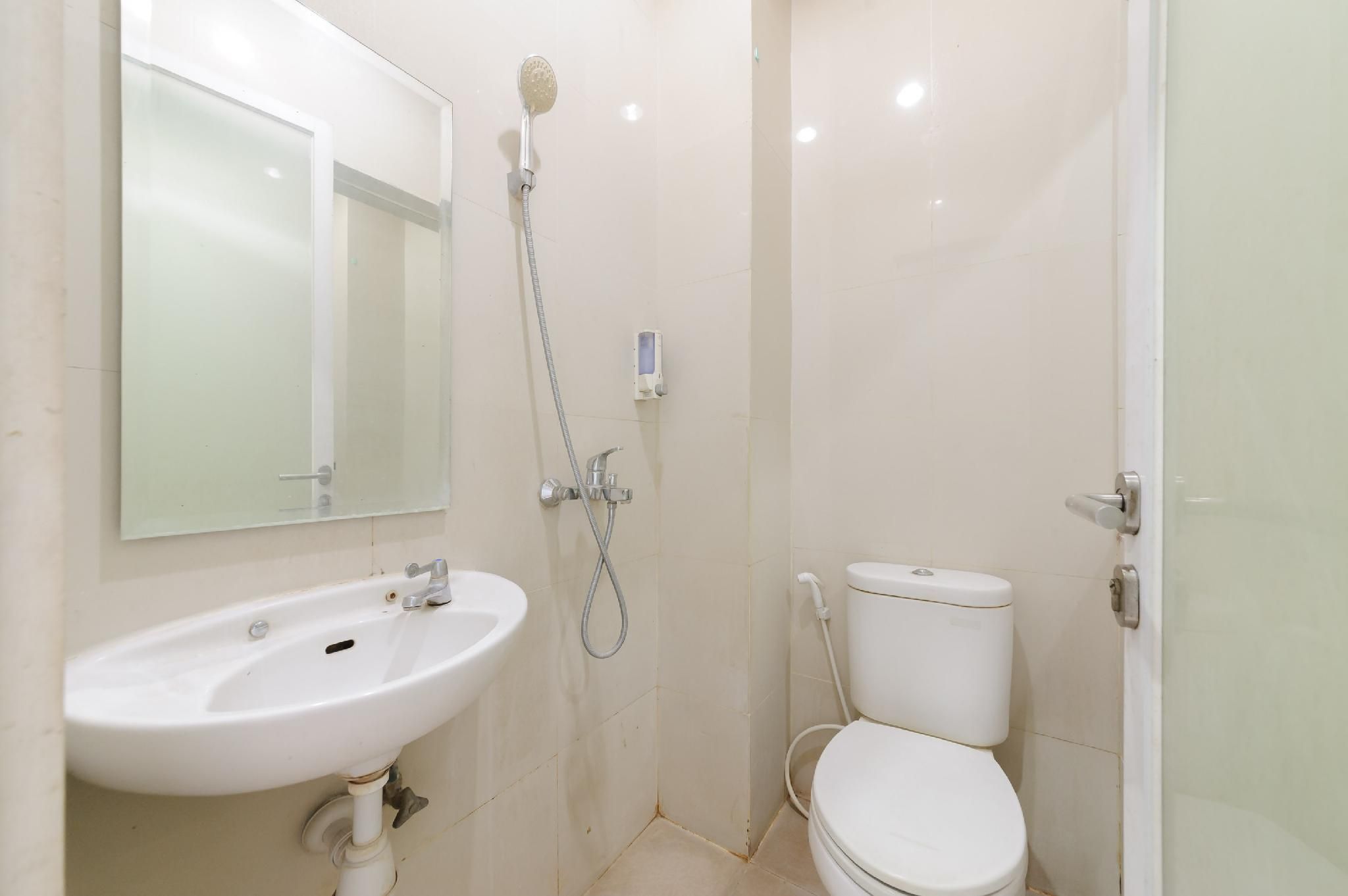 RedDoorz Plus near Grand Indonesia Jakarta Standard Room 3