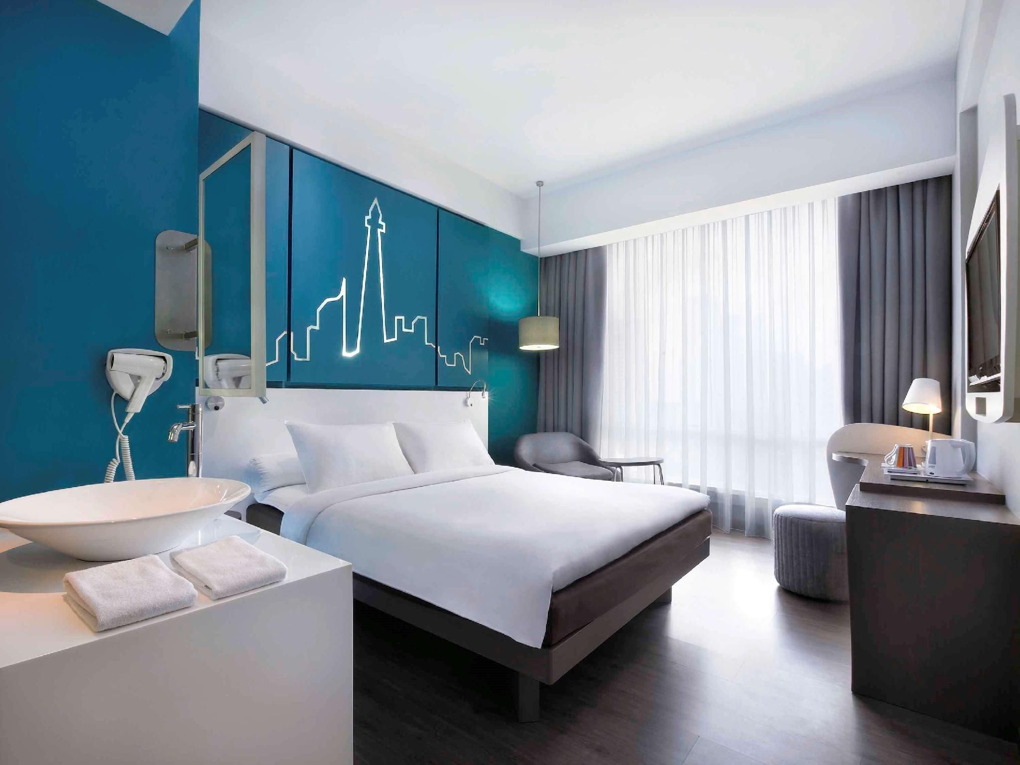 Deluxe City View Queen Bed