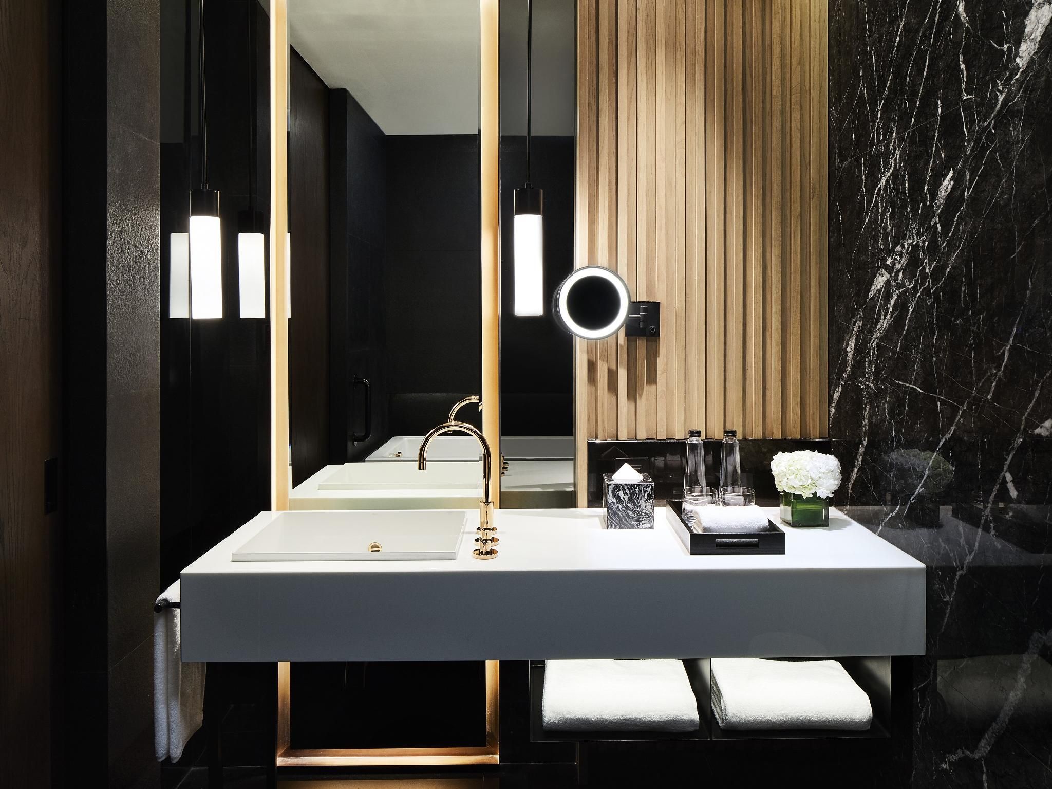 1 King Bed With Skyline View