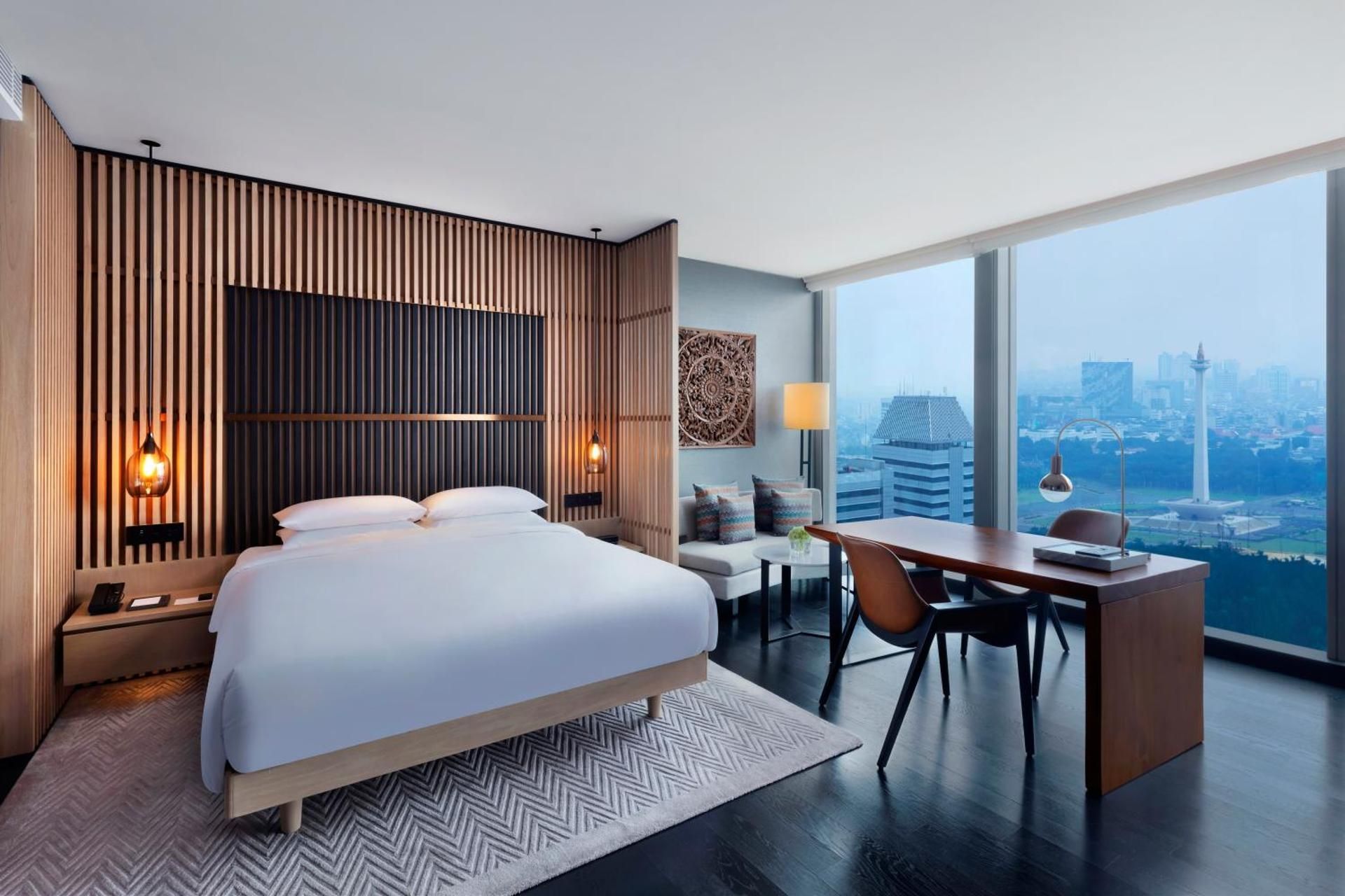 1 King Bed With Monas View